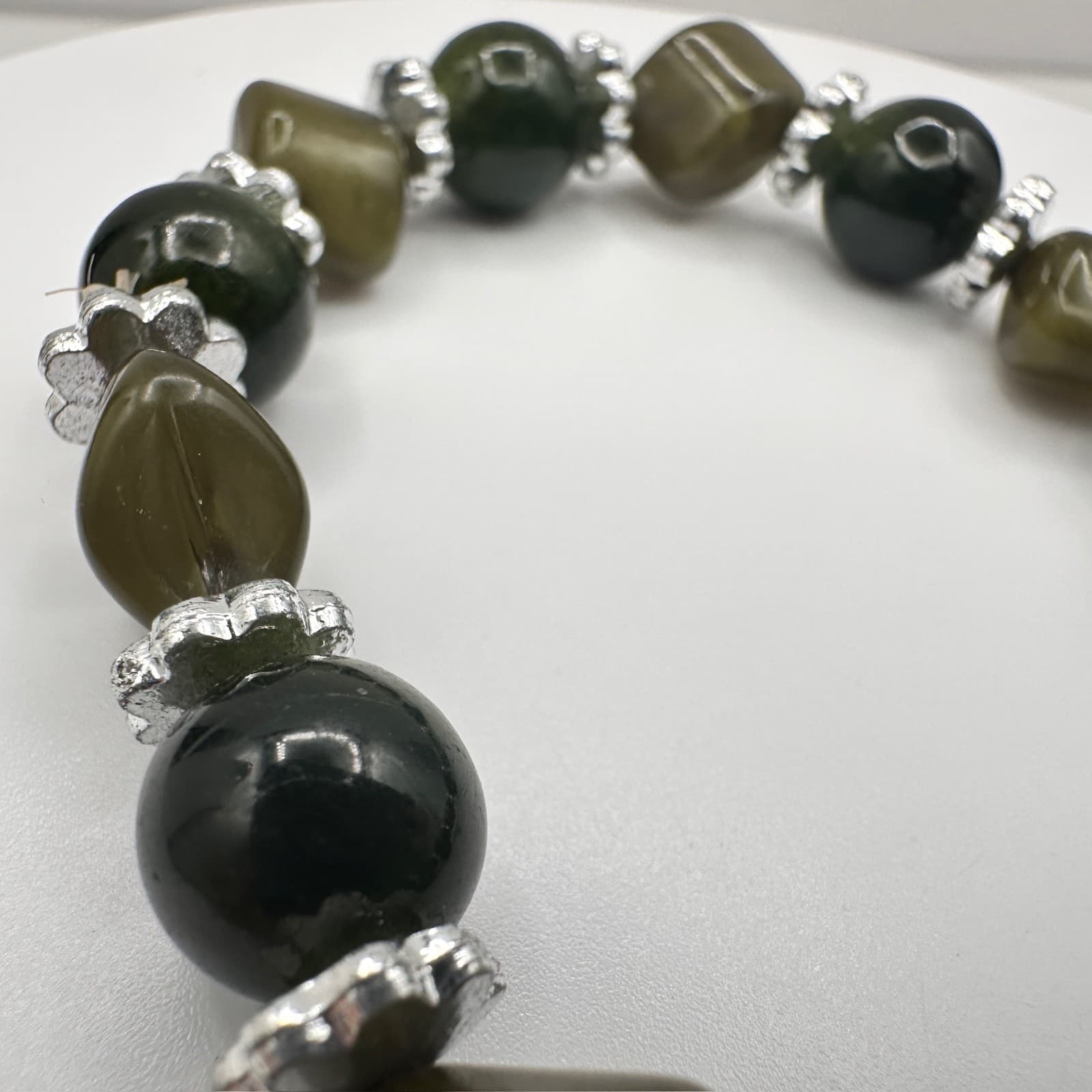 Vintage 90s Green Jade Stone Beaded Stretch Bracelet Silver Tone Boho Jewelry - Thumbnail 7