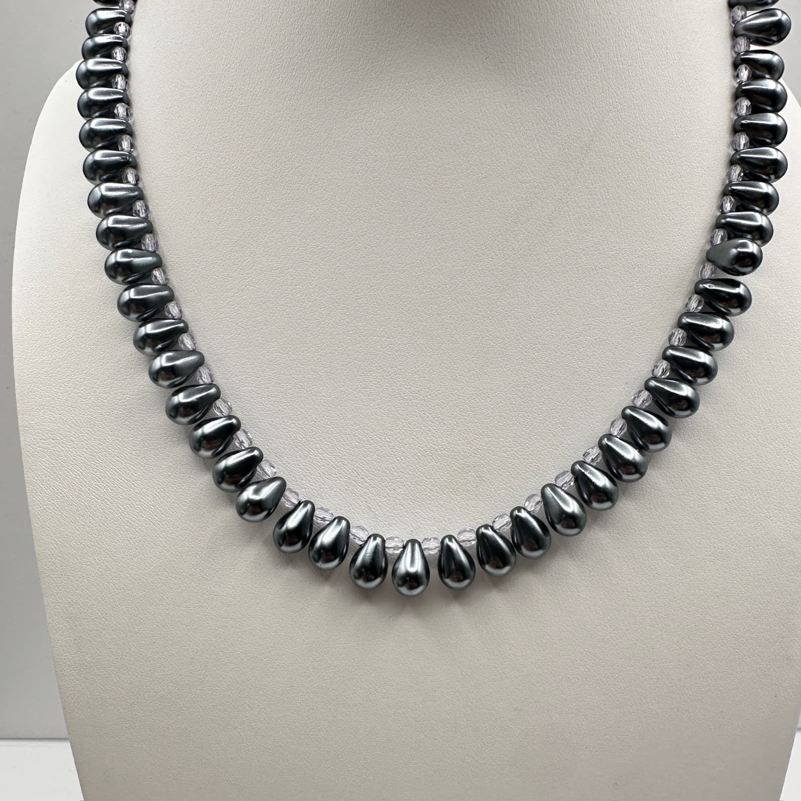 Vintage 80s 90s Elegant Silver Tone Teardrop Pearl-Style Beaded Necklace Jewelry - Image 1