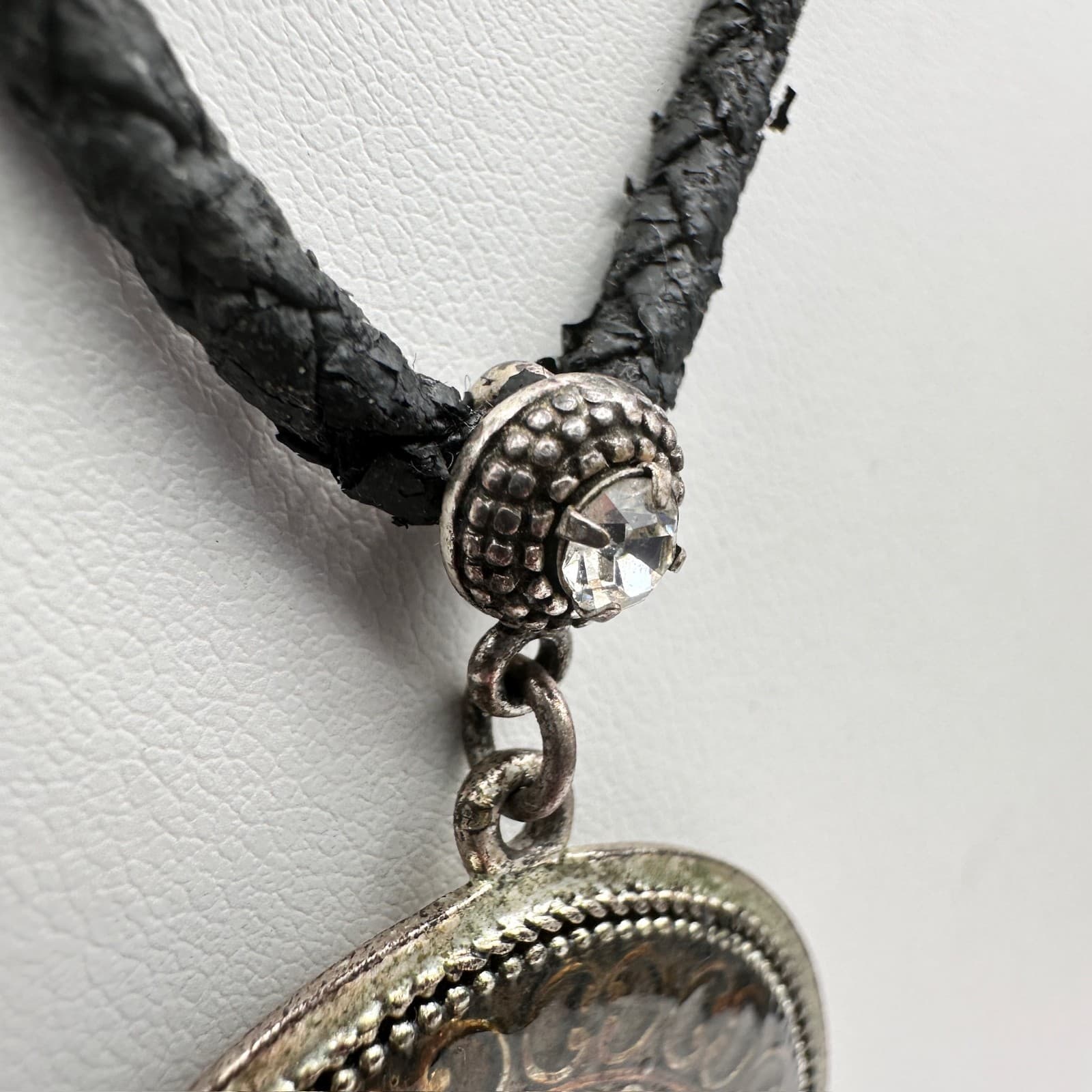 Vintage Lia Sophia Round Medallion Pendant Necklace Silver Tone Jewelry Crystal - Thumbnail 6