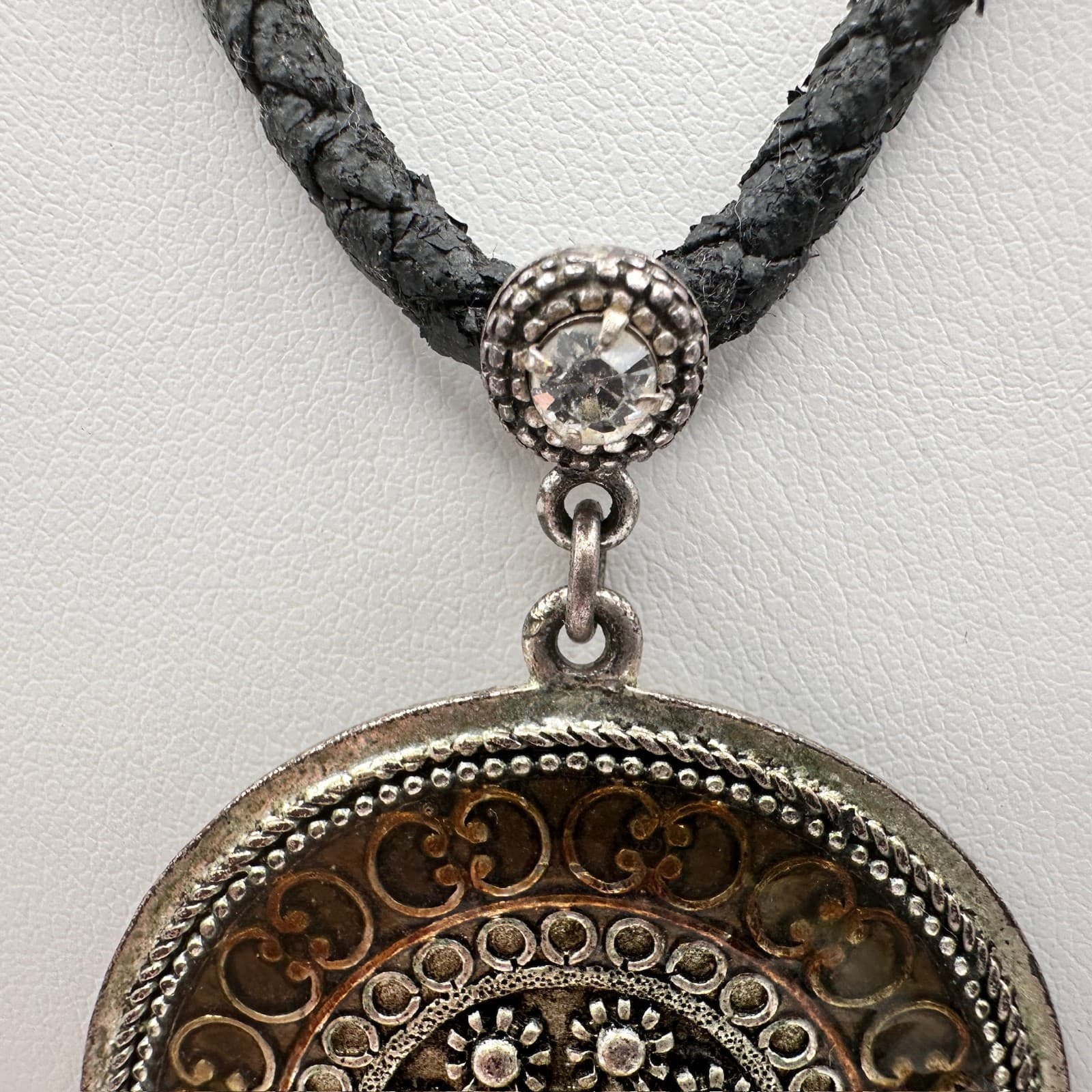 Vintage Lia Sophia Round Medallion Pendant Necklace Silver Tone Jewelry Crystal - Thumbnail 5