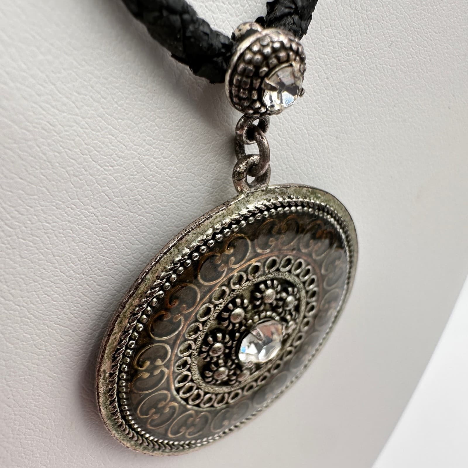 Vintage Lia Sophia Round Medallion Pendant Necklace Silver Tone Jewelry Crystal - Thumbnail 8