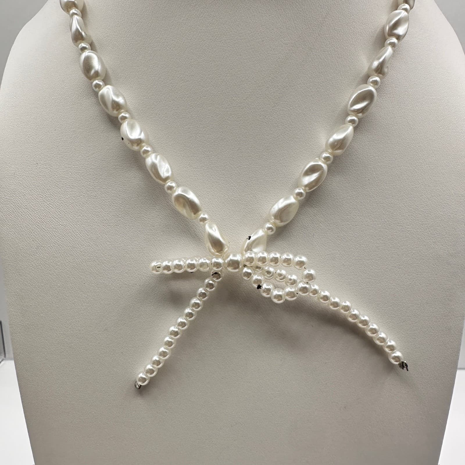 Vintage 80s 90s Pearl Beaded Necklace Bow Knot Pendant White Fashion Jewelry - Image 1