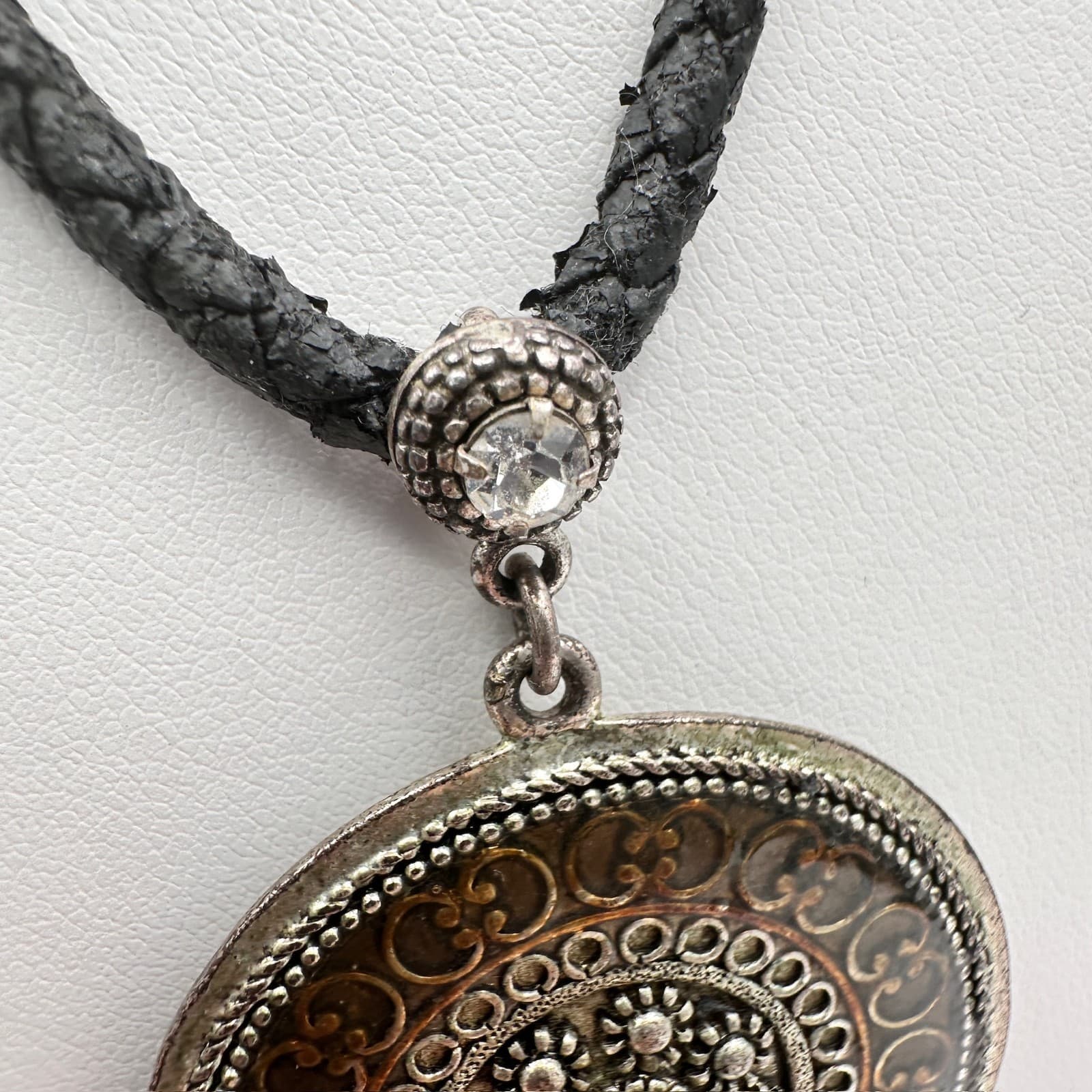 Vintage Lia Sophia Round Medallion Pendant Necklace Silver Tone Jewelry Crystal - Thumbnail 9