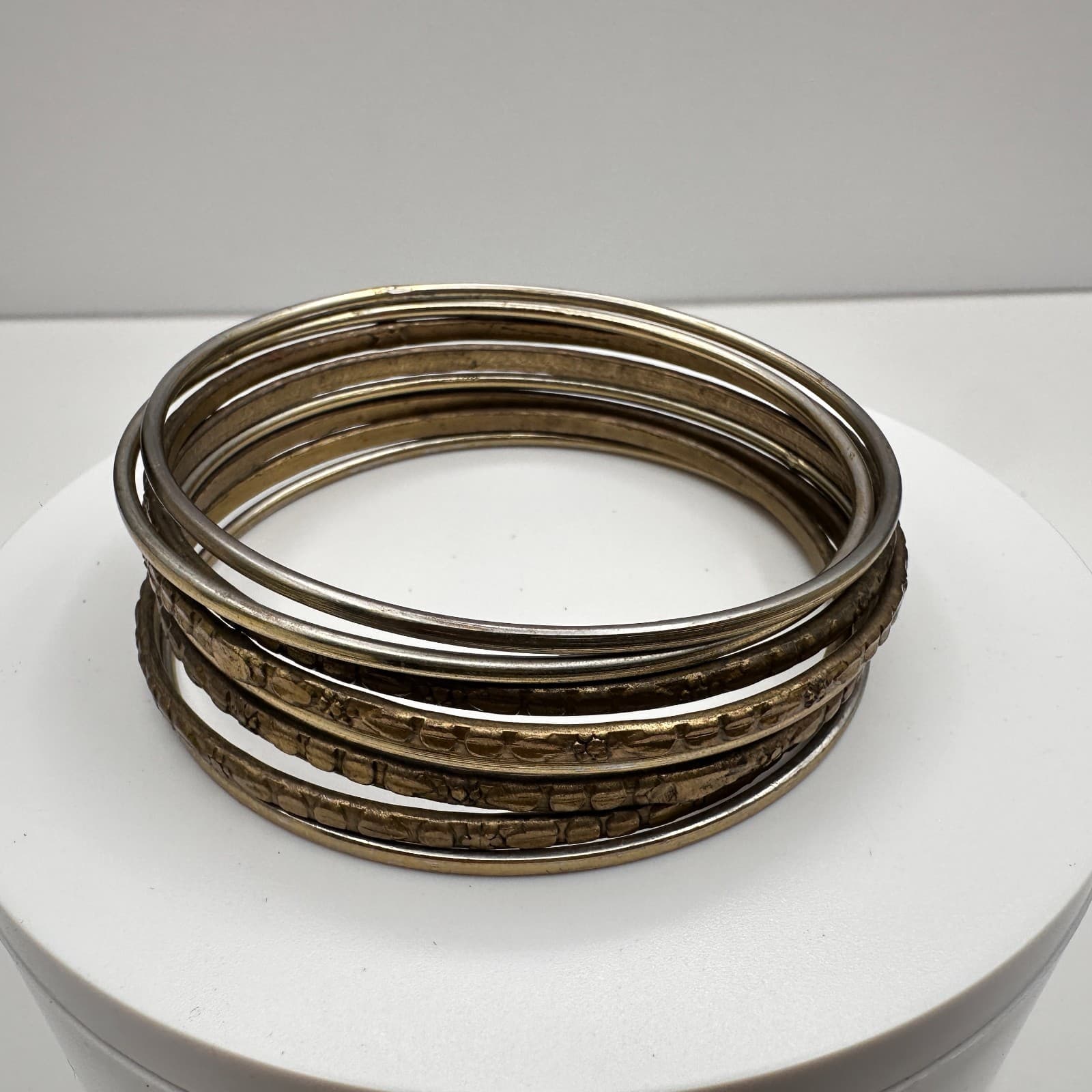 Vintage 80s Gold Tone Floral Etched Bangle Set Women's Classic Fashion Jewelry - Thumbnail 2