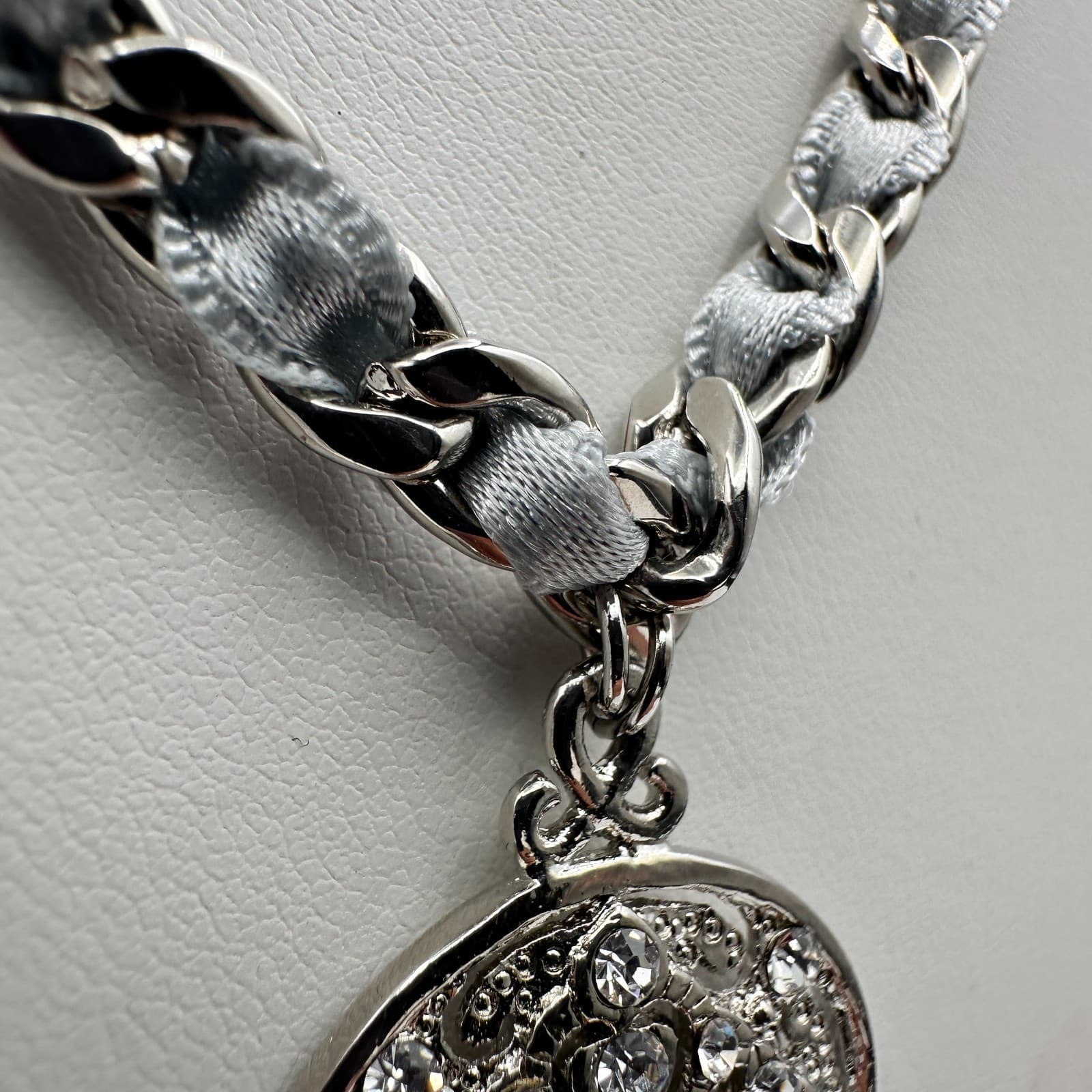 Vintage 90s Cookie Lee Silver Tone Rhinestone Round Pendant Necklace Jewelry - Thumbnail 5