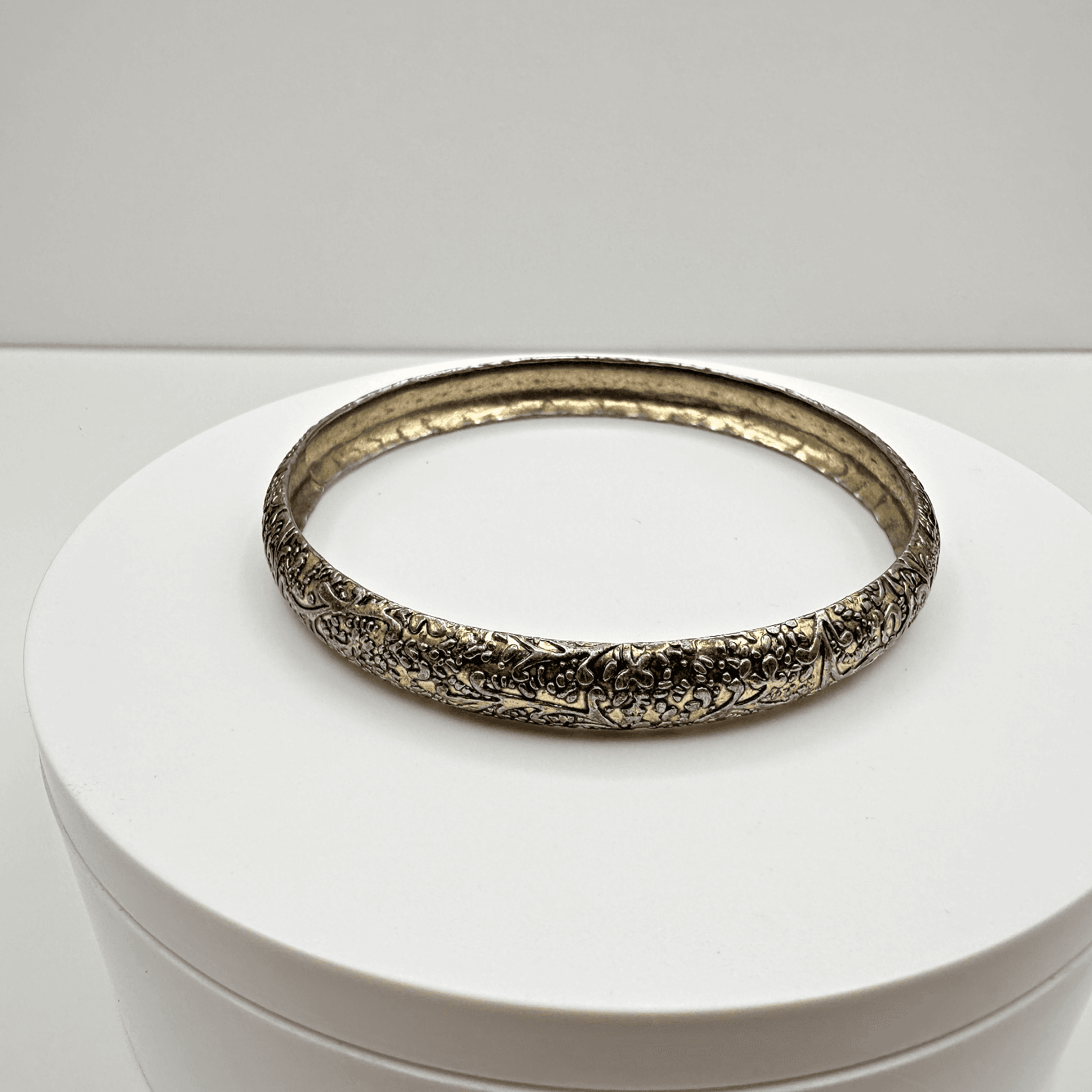 Vintage 80s Gold Tone Floral Etched Boho Bangle Women's Classic Fashion Jewelry - Thumbnail 2