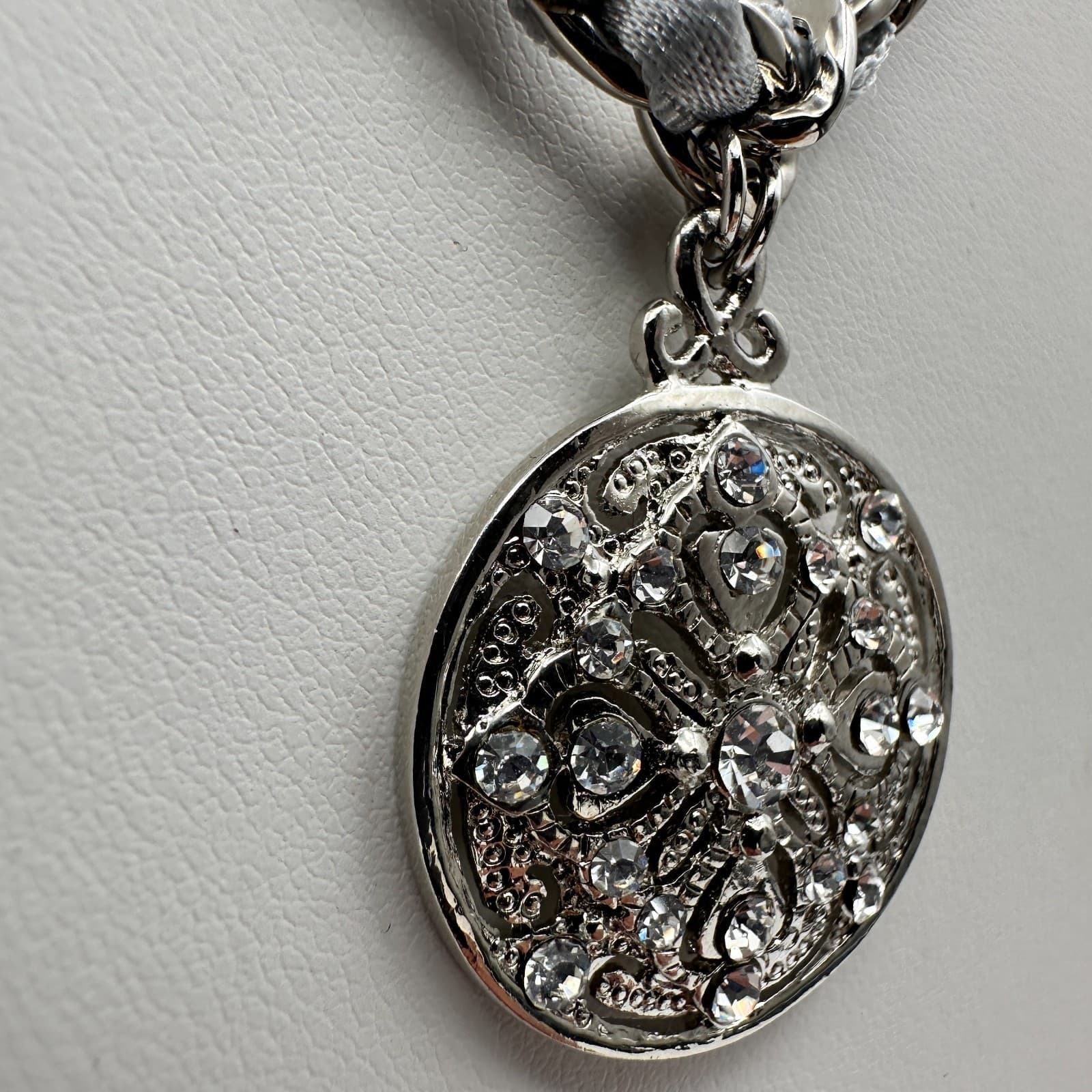 Vintage 90s Cookie Lee Silver Tone Rhinestone Round Pendant Necklace Jewelry - Thumbnail 4