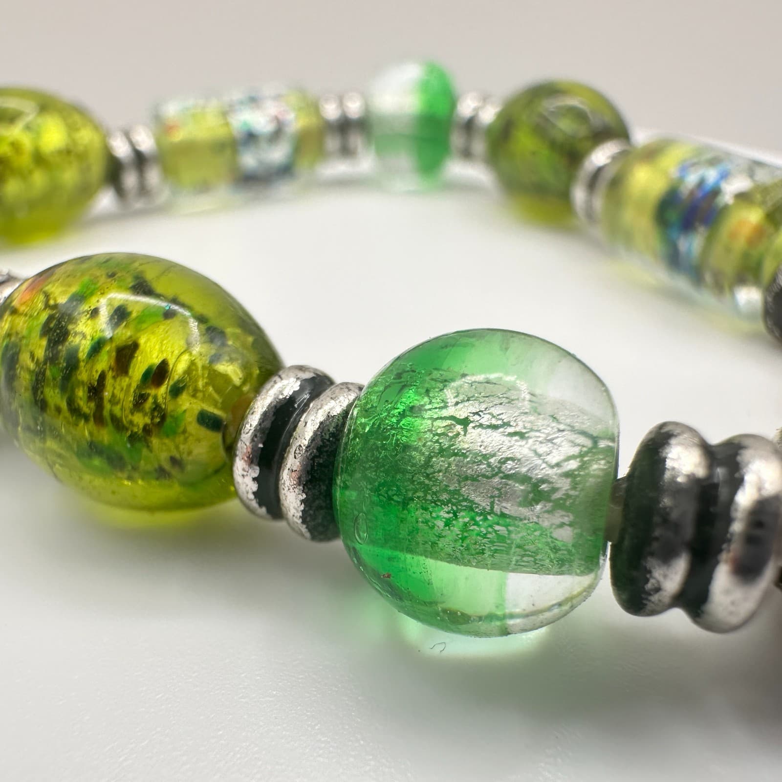 Vintage 90s Green Foil Lined Glass Beaded Stretch Bracelet Silver Tone Boho - Thumbnail 4