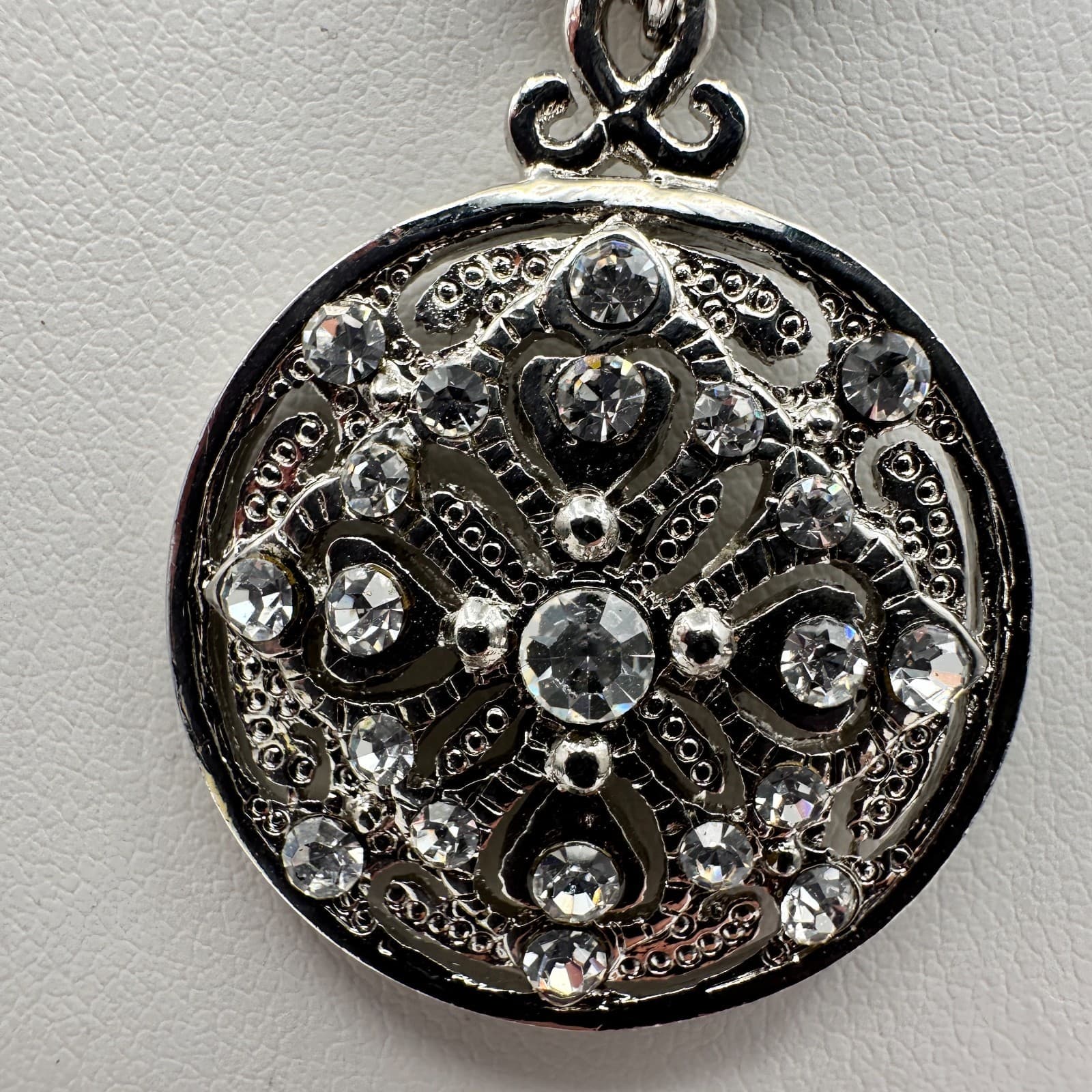 Vintage 90s Cookie Lee Silver Tone Rhinestone Round Pendant Necklace Jewelry - Thumbnail 3