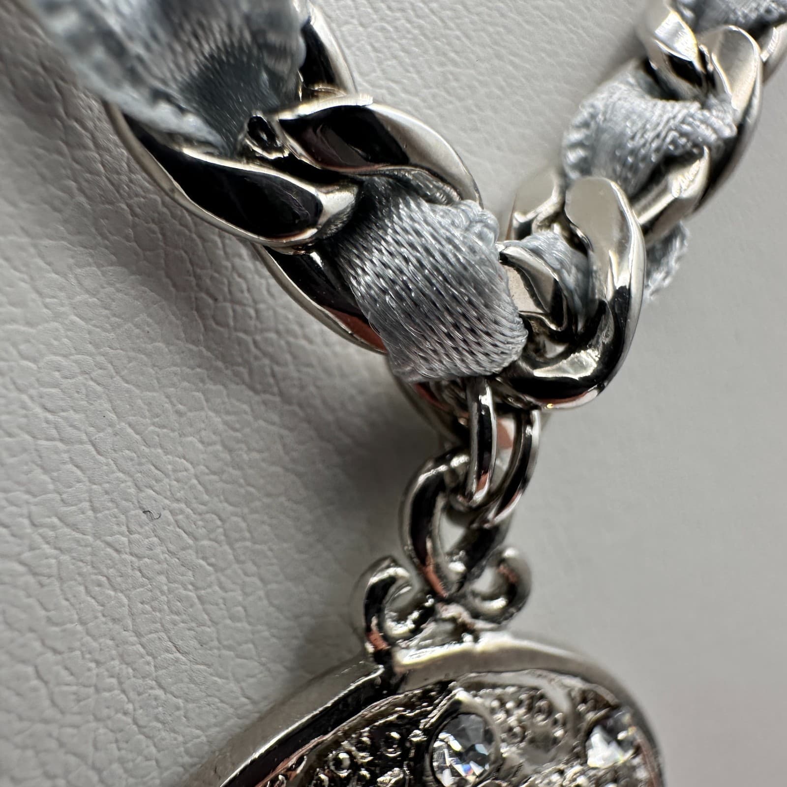 Vintage 90s Cookie Lee Silver Tone Rhinestone Round Pendant Necklace Jewelry - Thumbnail 7