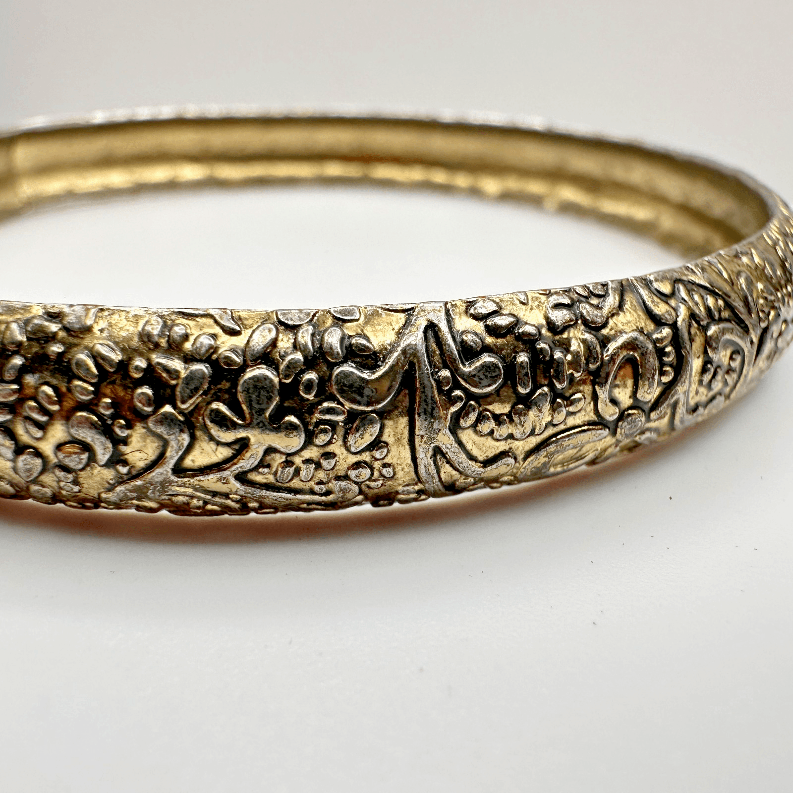 Vintage 80s Gold Tone Floral Etched Boho Bangle Women's Classic Fashion Jewelry - Thumbnail 7