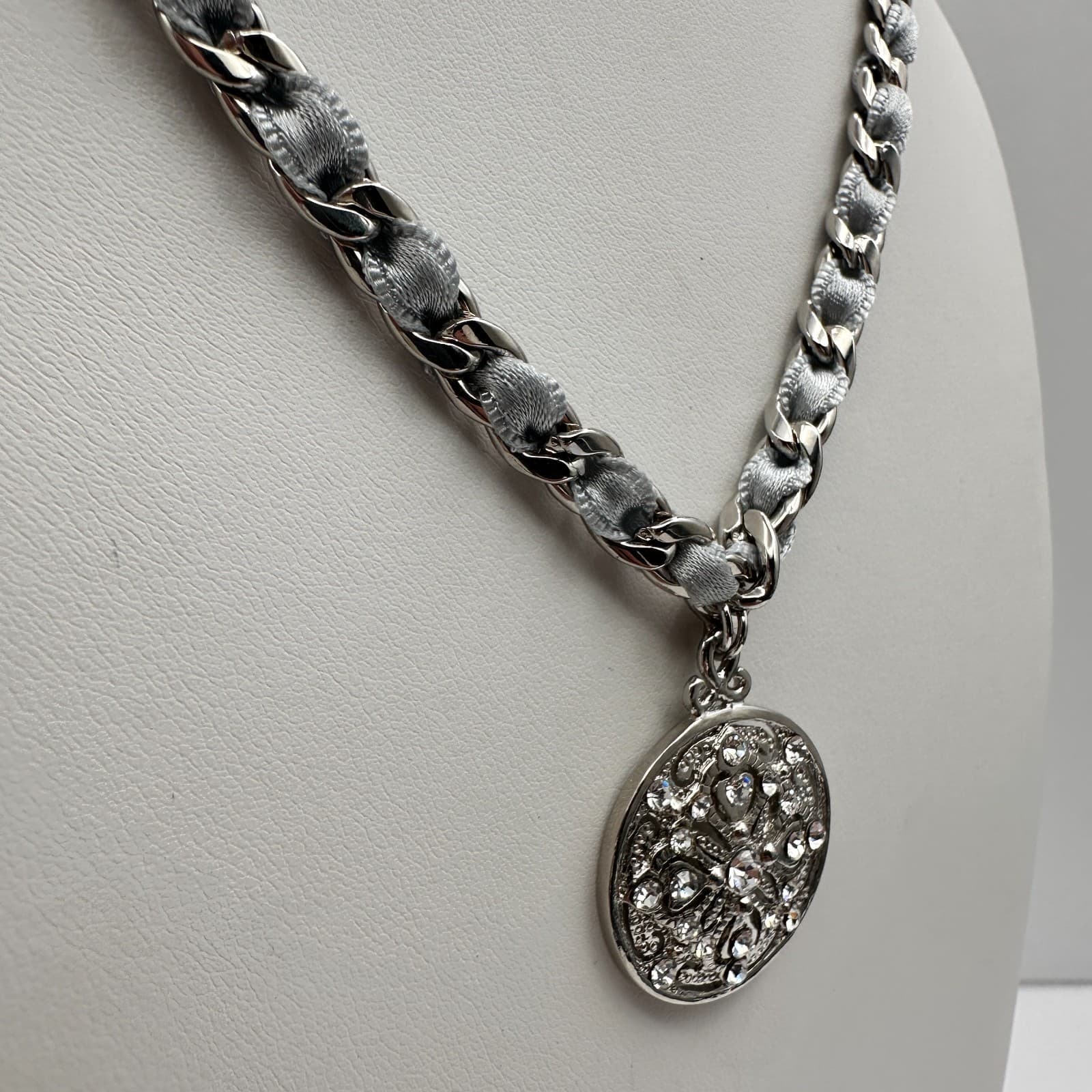 Vintage 90s Cookie Lee Silver Tone Rhinestone Round Pendant Necklace Jewelry - Thumbnail 9