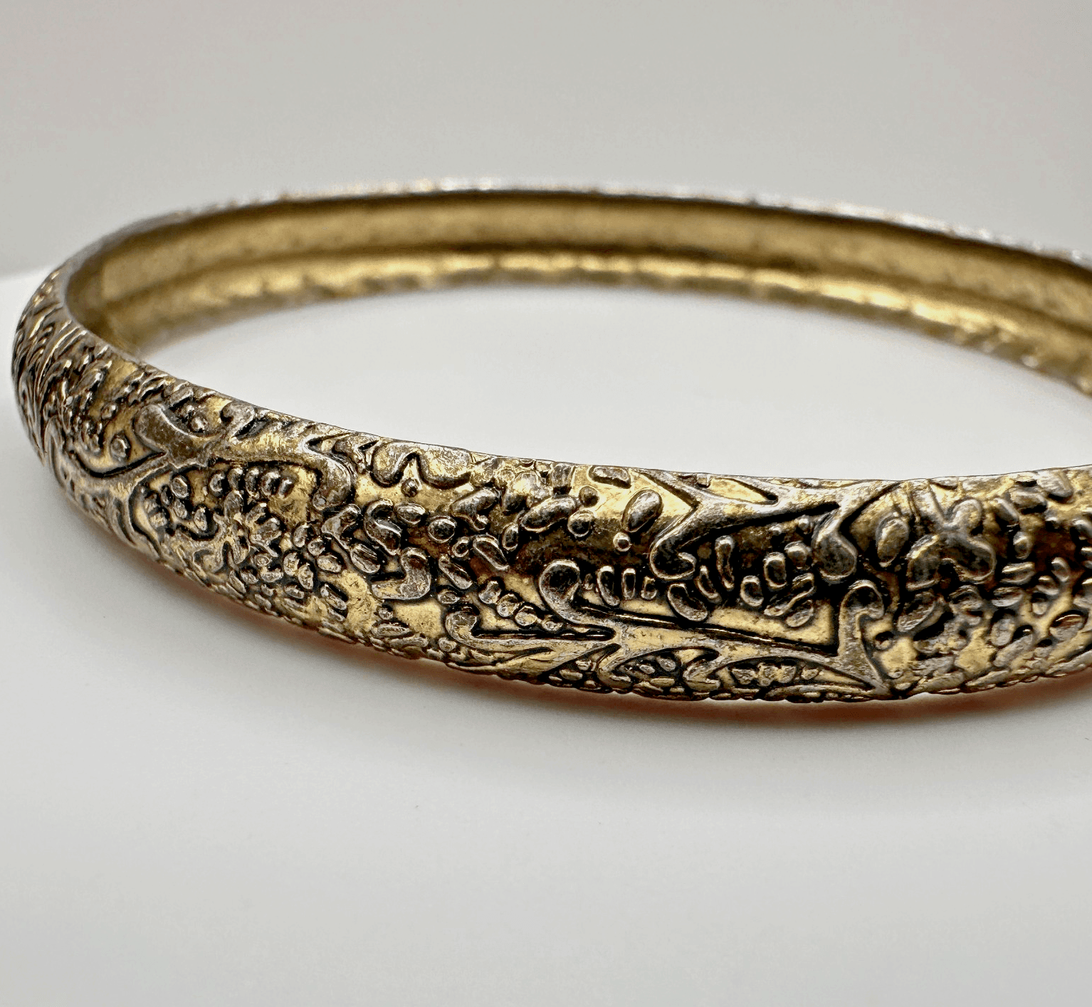 Vintage 80s Gold Tone Floral Etched Boho Bangle Women's Classic Fashion Jewelry - Thumbnail 9