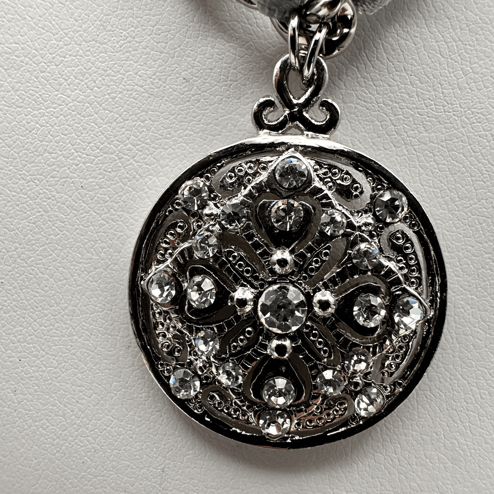 Vintage 90s Cookie Lee Silver Tone Rhinestone Round Pendant Necklace Jewelry - Image 1