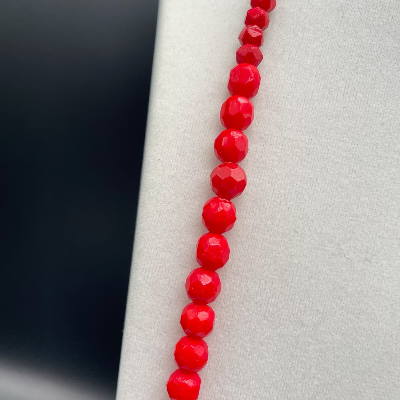 Vintage Red Long Beaded Necklace On Display Stand Fashion Jewelry 14 In - Thumbnail 4