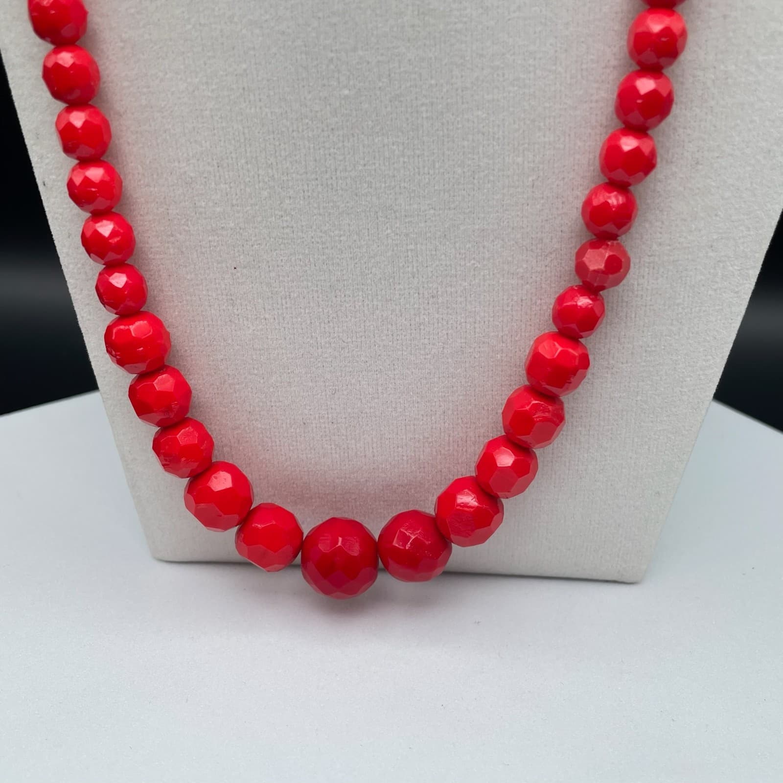 Vintage Red Long Beaded Necklace On Display Stand Fashion Jewelry 14 In - Thumbnail 5