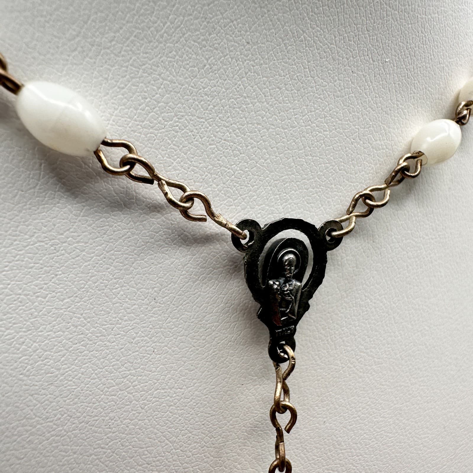 Vintage 90s Style White Faux Pearl Rosary Necklace Silver Tone Crucifix Jewelry - Thumbnail 4