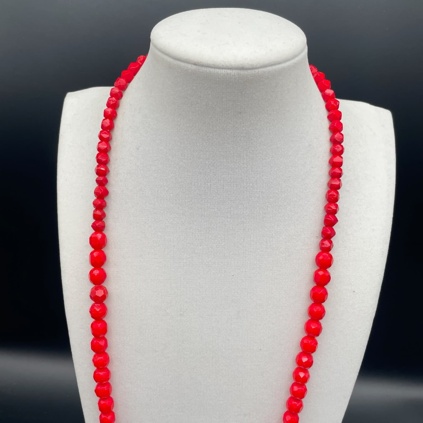 Vintage Red Long Beaded Necklace On Display Stand Fashion Jewelry 14 In - Thumbnail 3