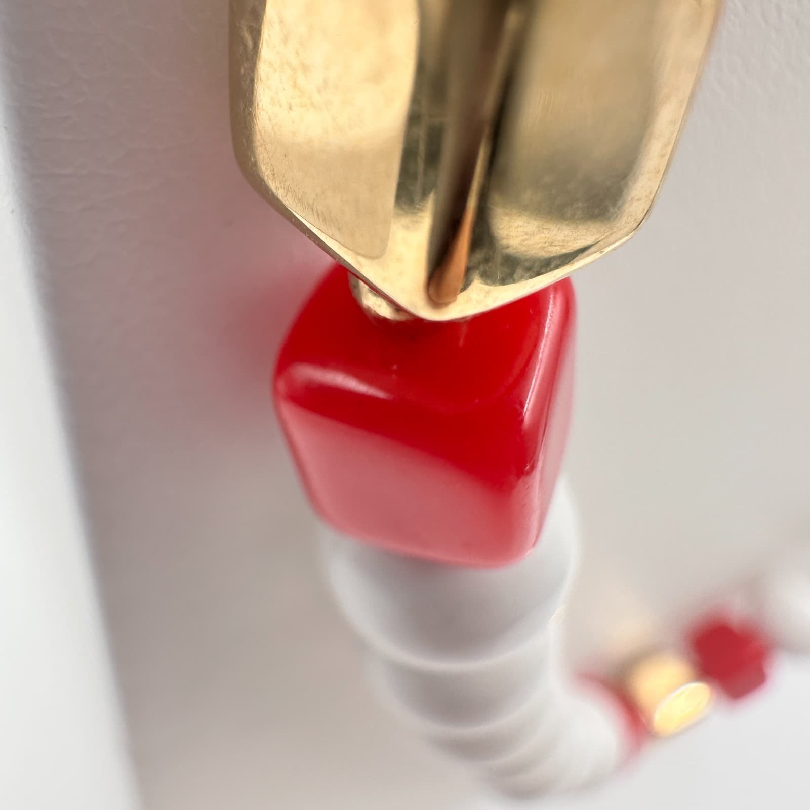 Vintage 80s White Beaded Necklace Red & Gold Tone Cube Fashion Women's Jewelry - Thumbnail 11