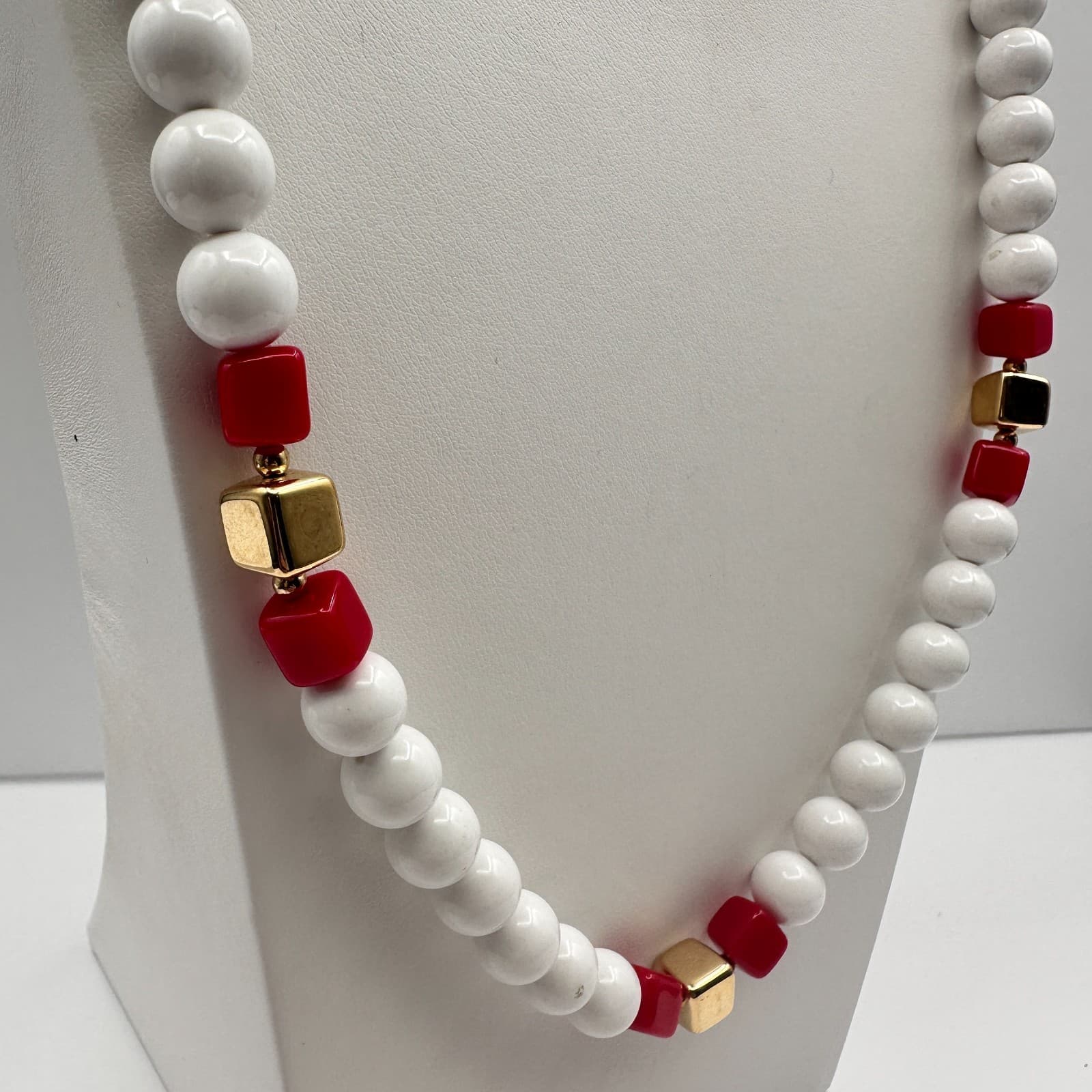Vintage 80s White Beaded Necklace Red & Gold Tone Cube Fashion Women's Jewelry - Thumbnail 7