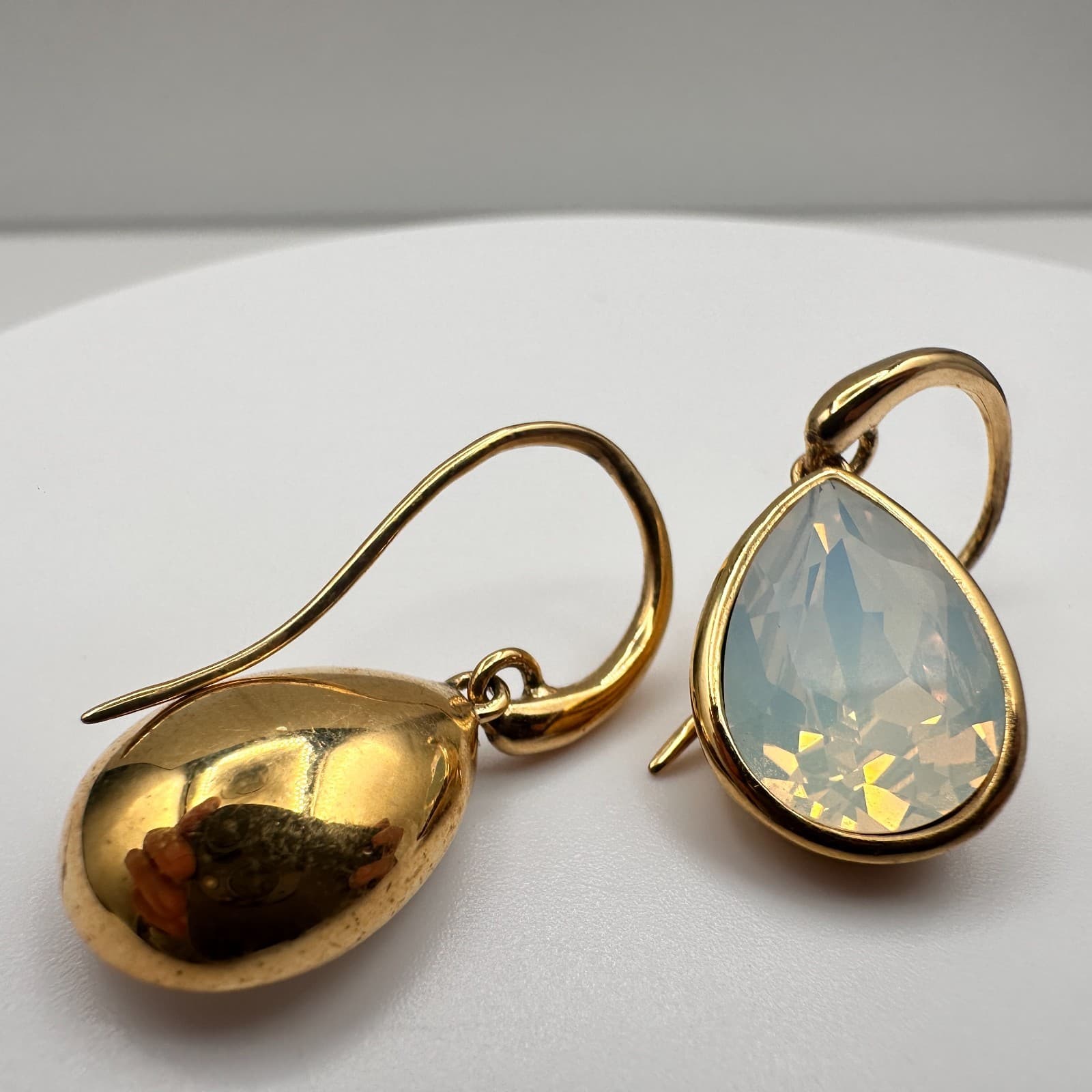 Vintage 90s Gold Tone Pear White Opal Glass Drop Earrings Dangle Minimalist - Thumbnail 8