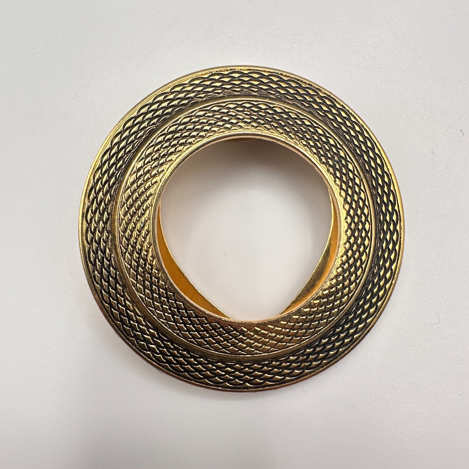 Vintage 80s 90s Lieba USA Gold Tone Textured Round Scarf Clip Accessory Fashion - Image 1