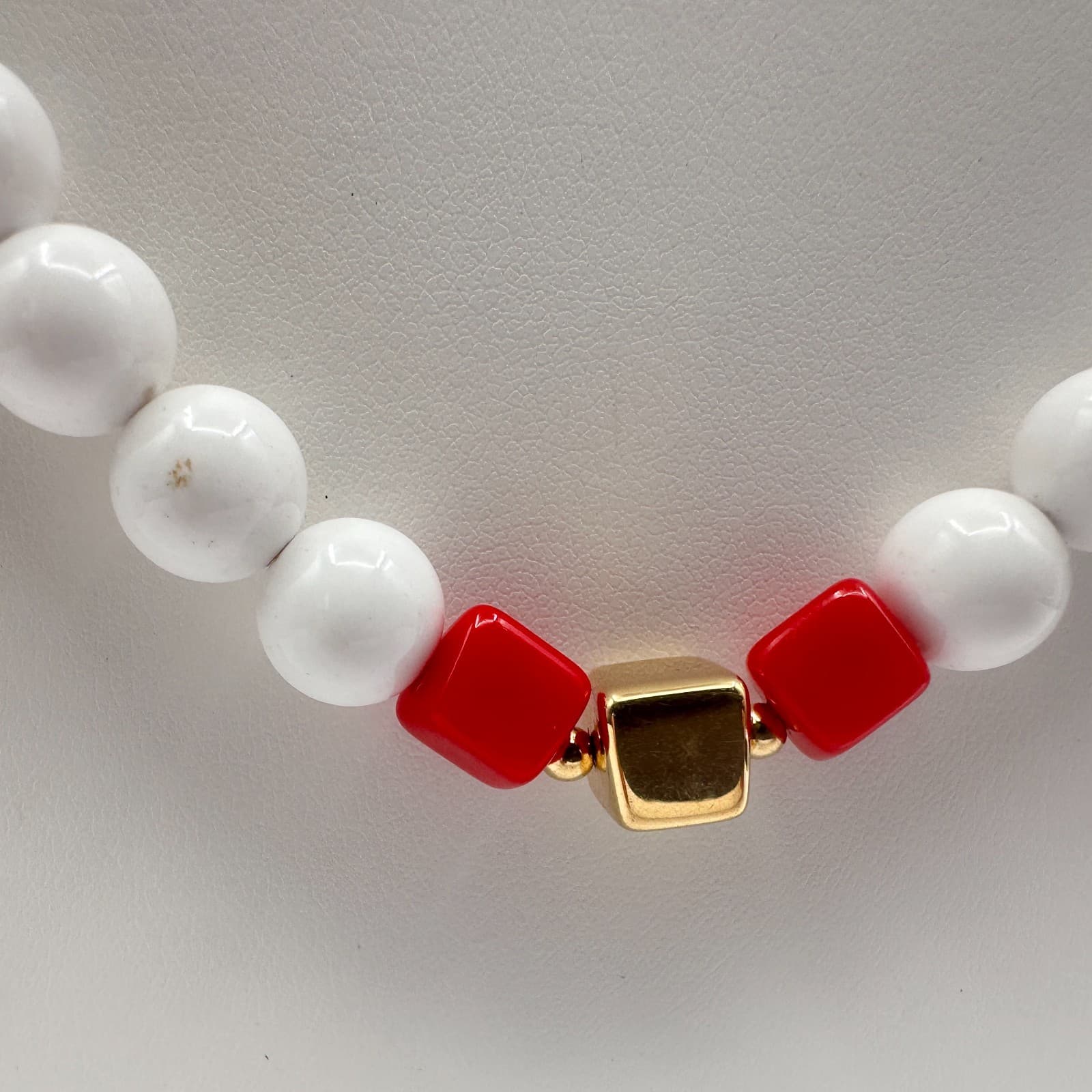 Vintage 80s White Beaded Necklace Red & Gold Tone Cube Fashion Women's Jewelry - Thumbnail 3