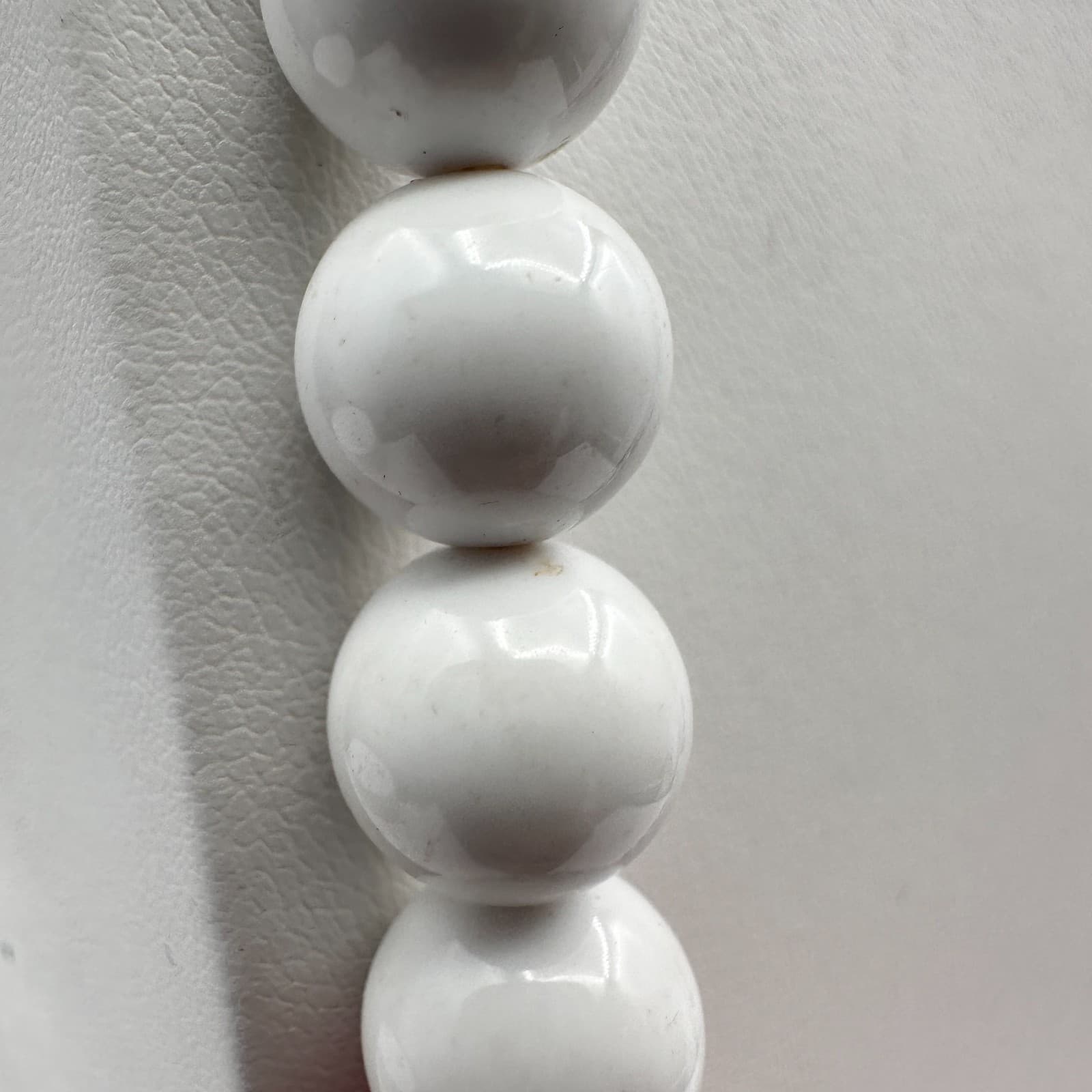 Vintage 80s White Beaded Necklace Red & Gold Tone Cube Fashion Women's Jewelry - Thumbnail 9