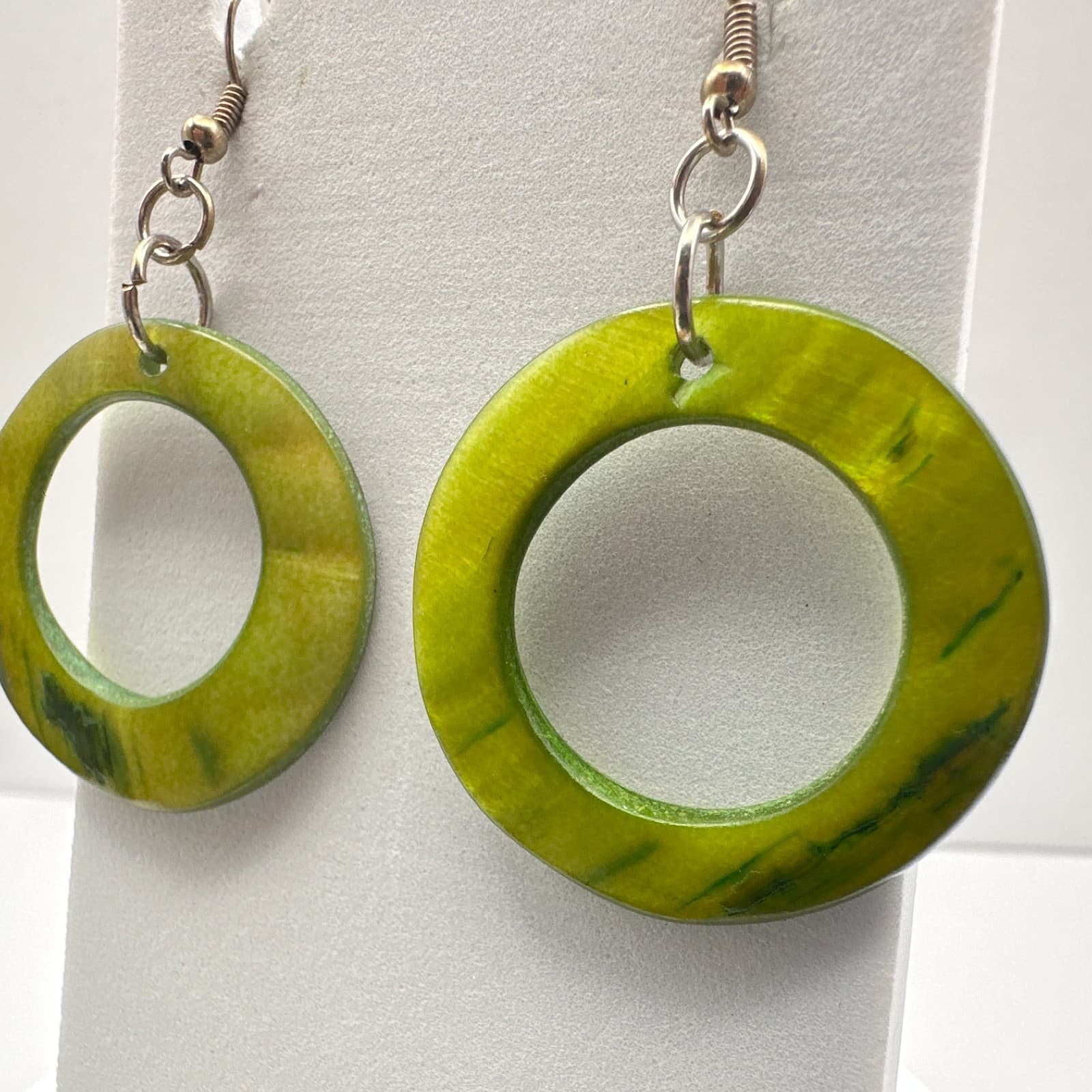 Vintage 90s Lime Green Resin Hoop Drop Earrings Boho Retro Minimalist Jewelry - Thumbnail 5