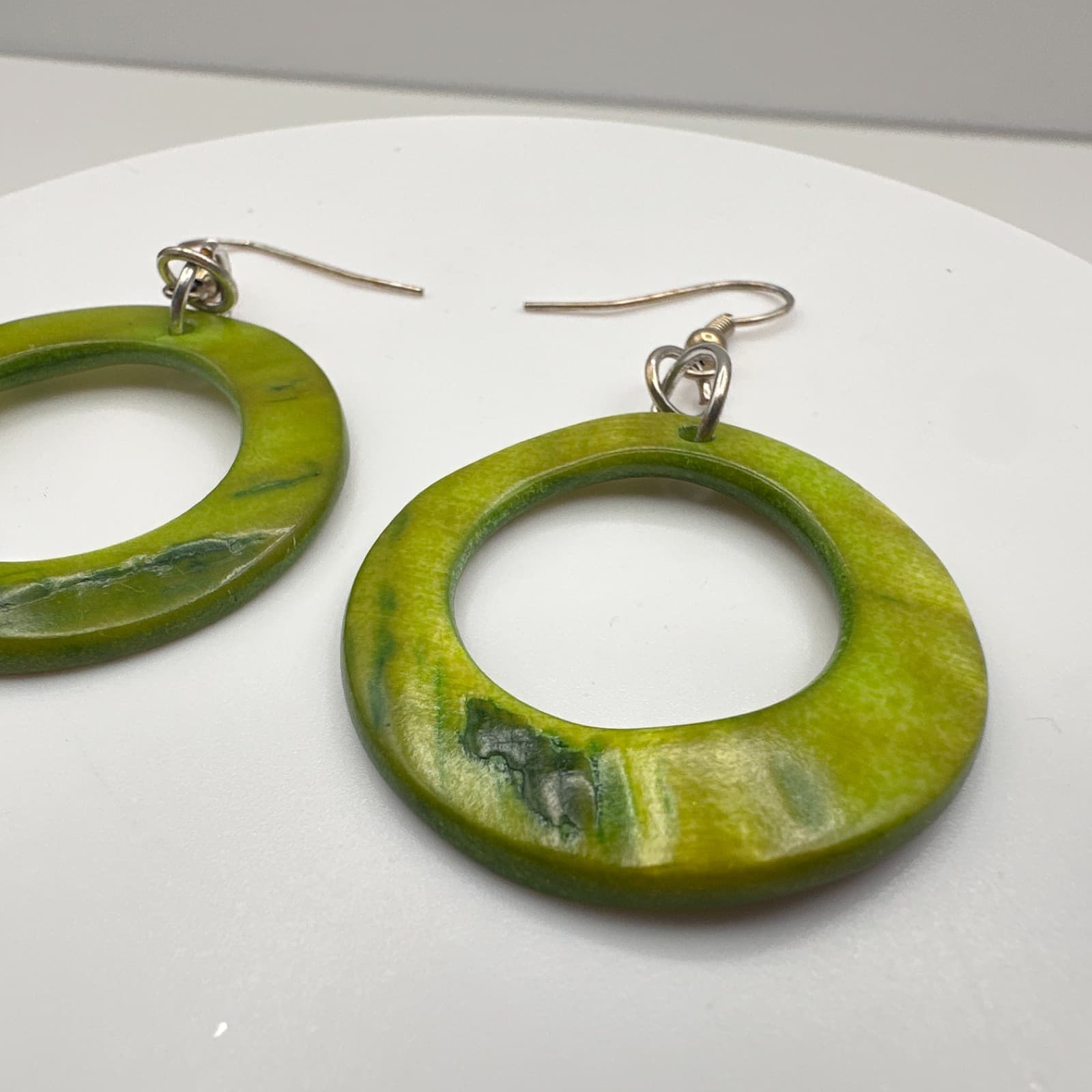 Vintage 90s Lime Green Resin Hoop Drop Earrings Boho Retro Minimalist Jewelry - Thumbnail 9