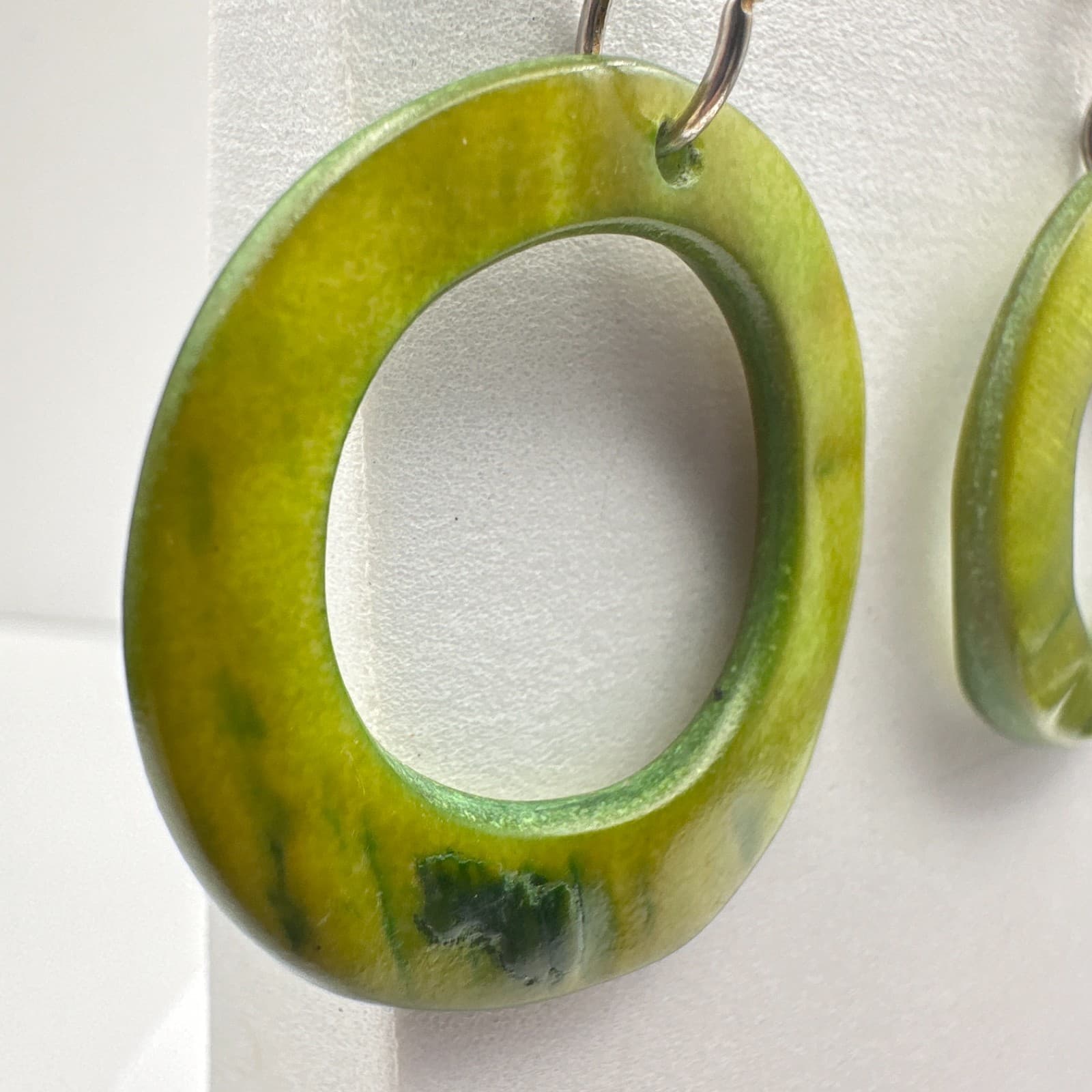 Vintage 90s Lime Green Resin Hoop Drop Earrings Boho Retro Minimalist Jewelry - Thumbnail 3
