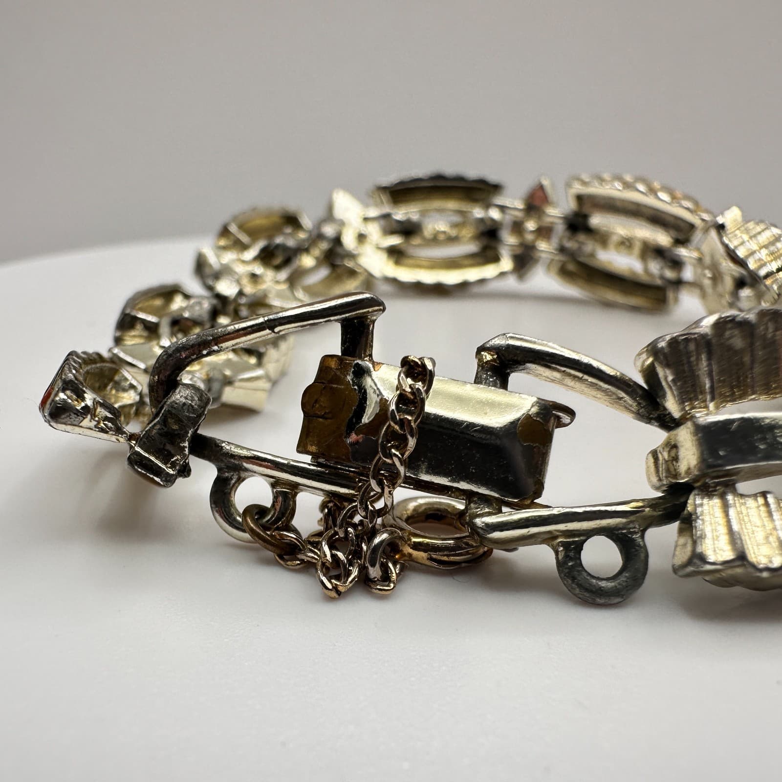 Vintage 80s Textured Scalloped Link Bracelet Gold Tone Safety Chain Jewelry - Thumbnail 2