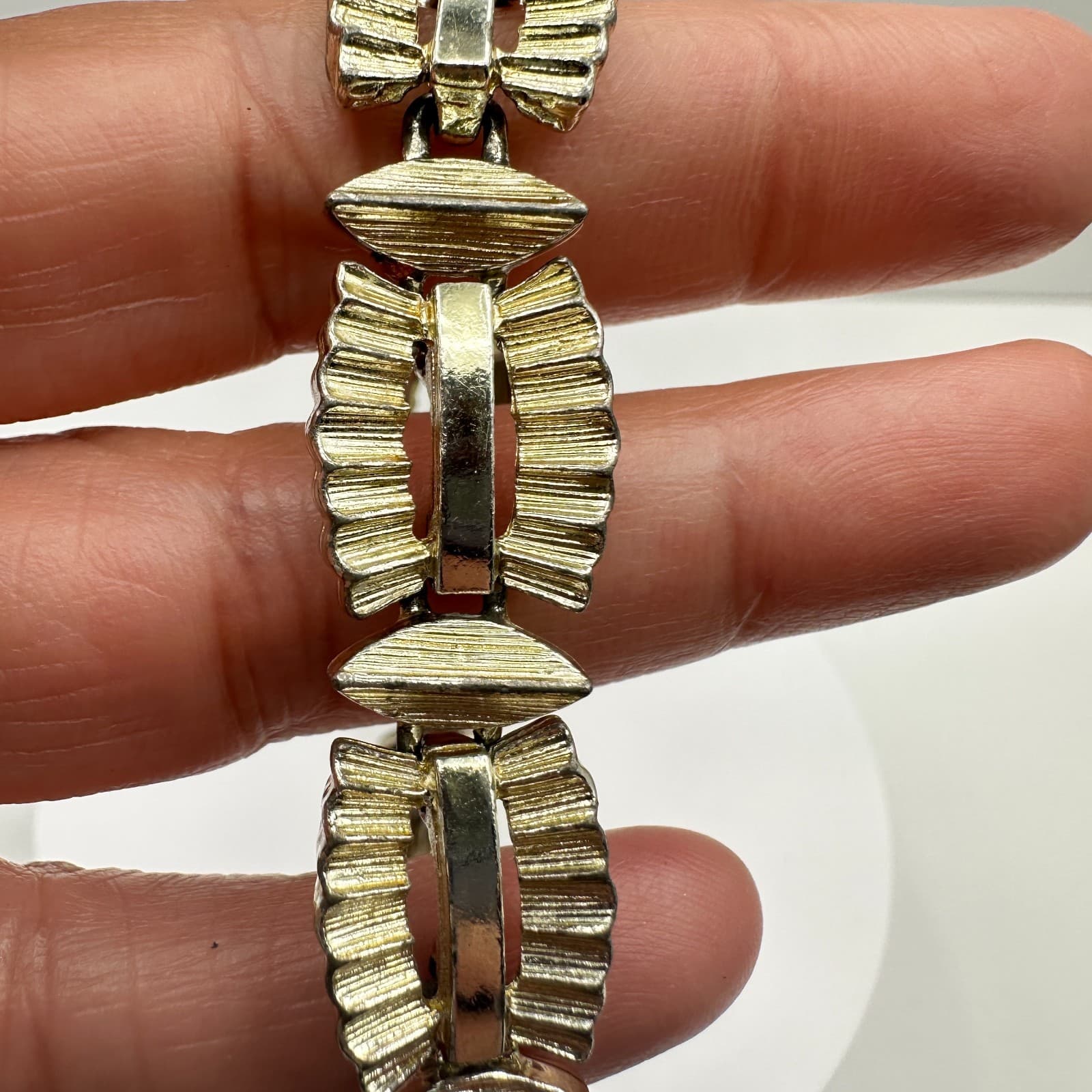 Vintage 80s Textured Scalloped Link Bracelet Gold Tone Safety Chain Jewelry - Thumbnail 12