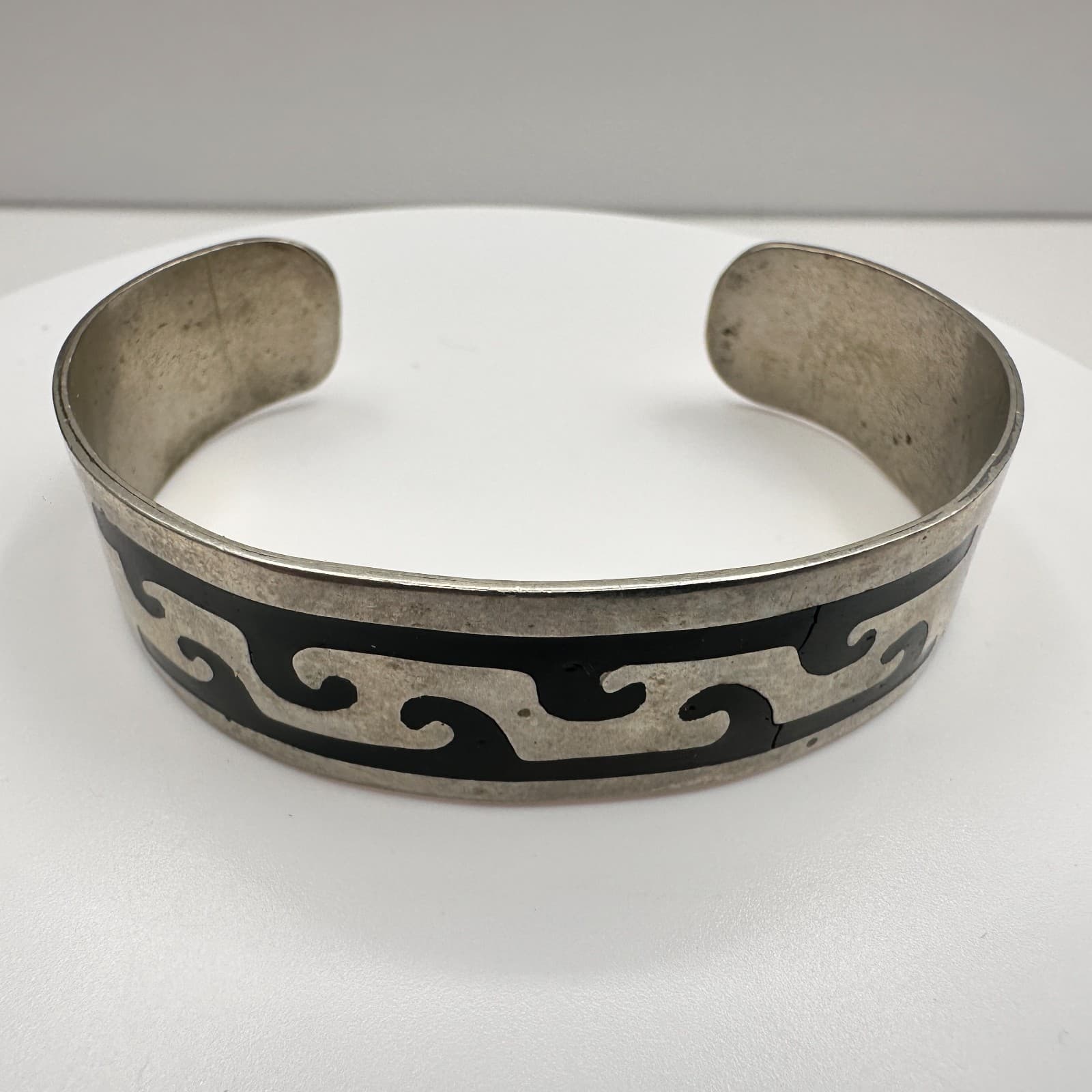 Vintage 90s Silver Tone Black Enamel Wave Inlay Cuff Bracelet Tribal Minimalist - Thumbnail 3