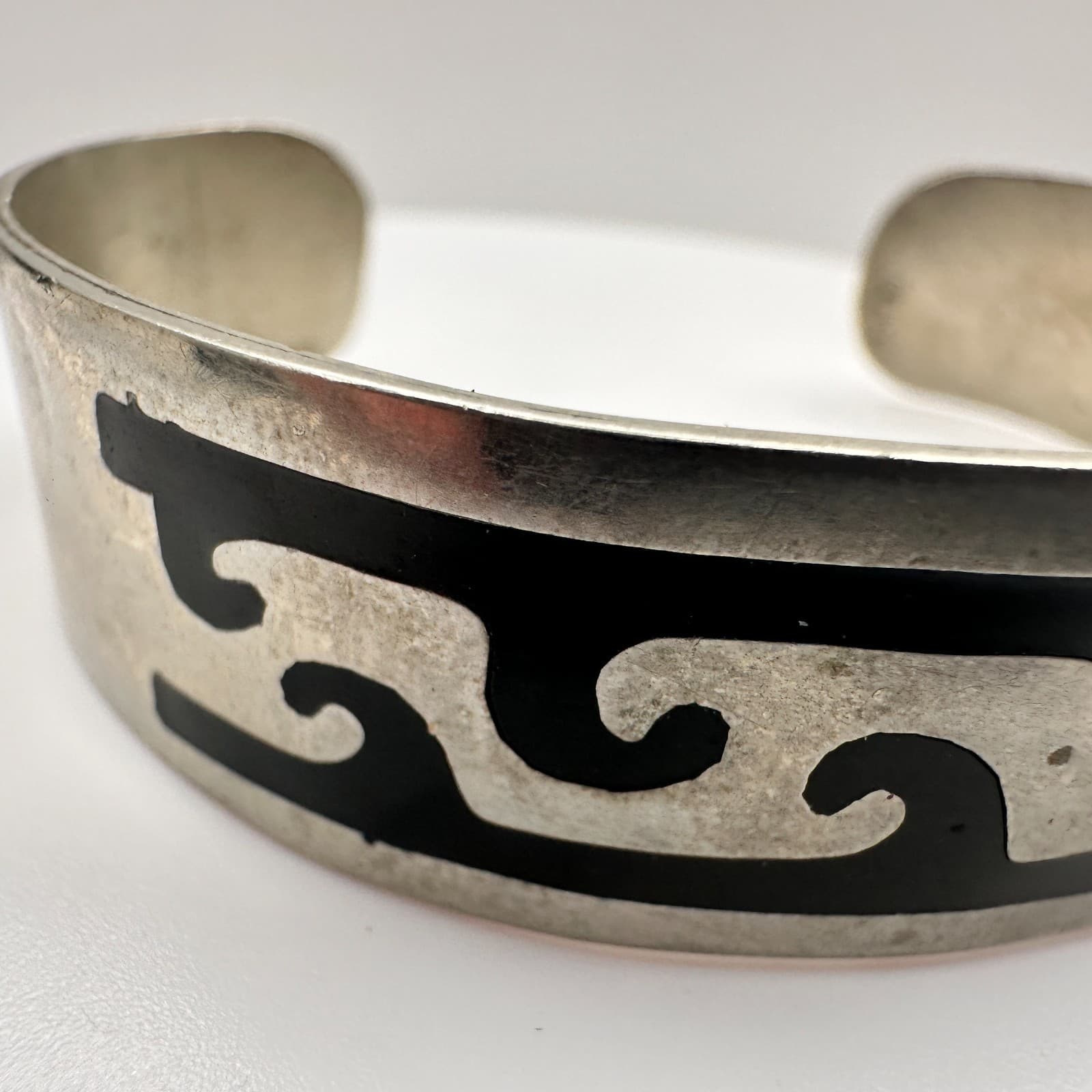 Vintage 90s Silver Tone Black Enamel Wave Inlay Cuff Bracelet Tribal Minimalist - Thumbnail 4