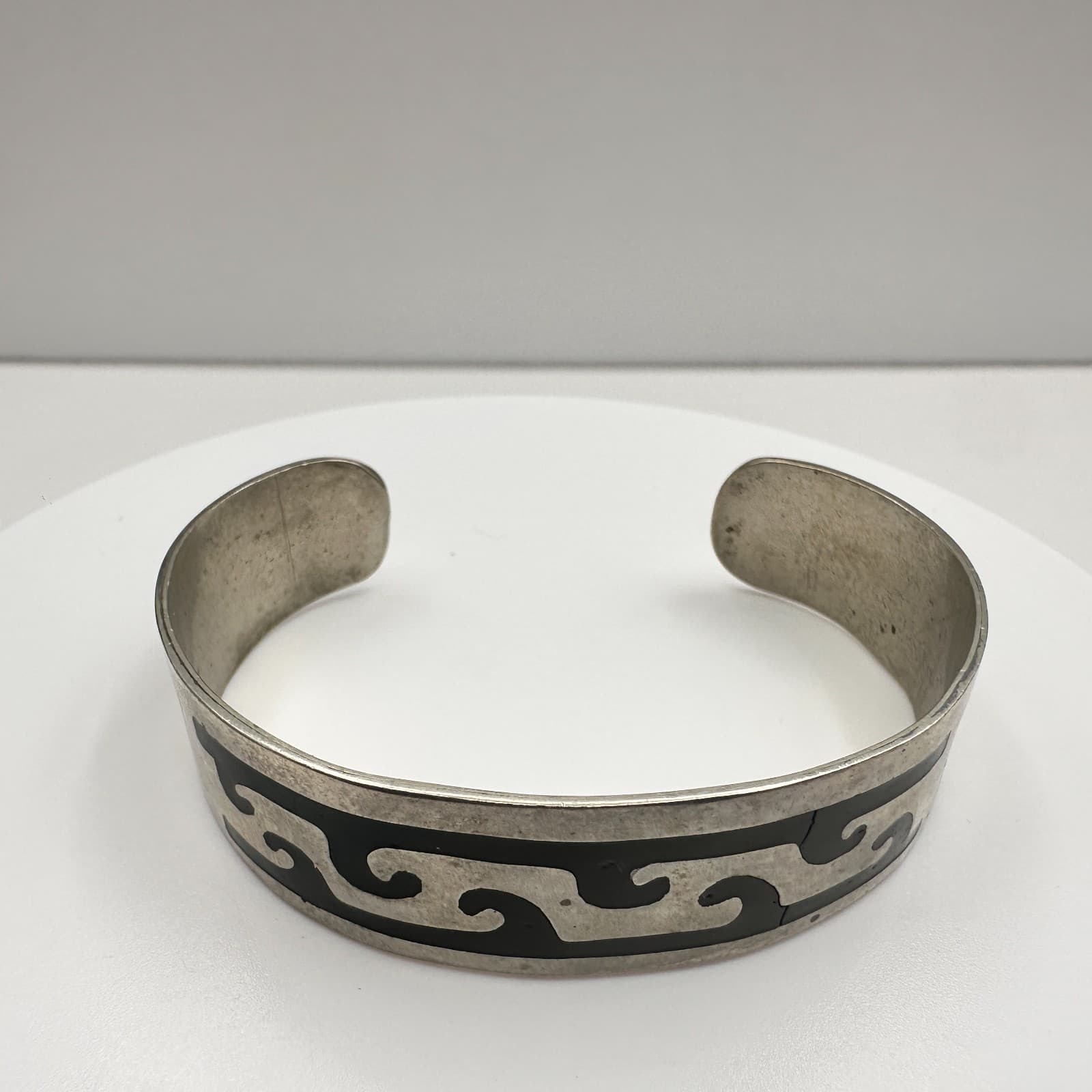 Vintage 90s Silver Tone Black Enamel Wave Inlay Cuff Bracelet Tribal Minimalist - Thumbnail 7