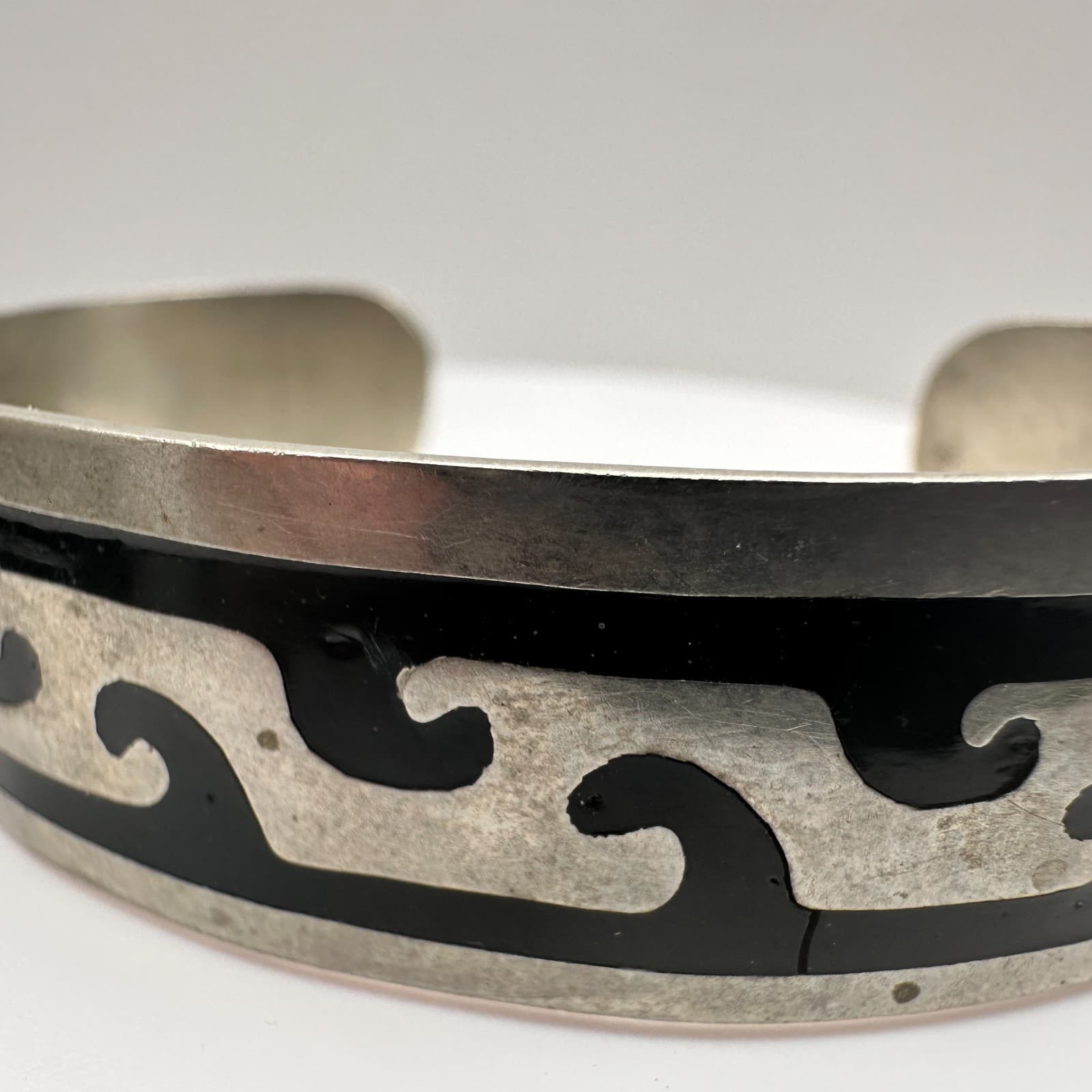 Vintage 90s Silver Tone Black Enamel Wave Inlay Cuff Bracelet Tribal Minimalist - Thumbnail 10