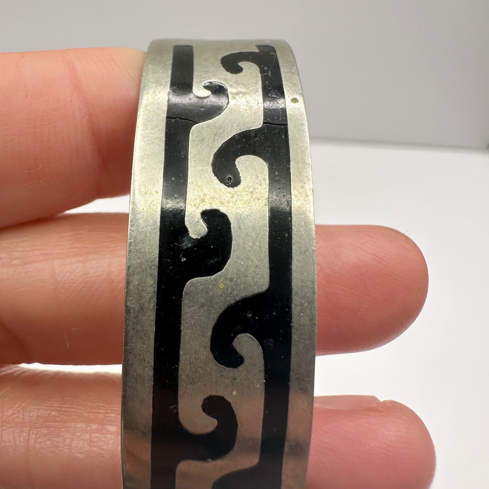 Vintage 90s Silver Tone Black Enamel Wave Inlay Cuff Bracelet Tribal Minimalist - Thumbnail 11