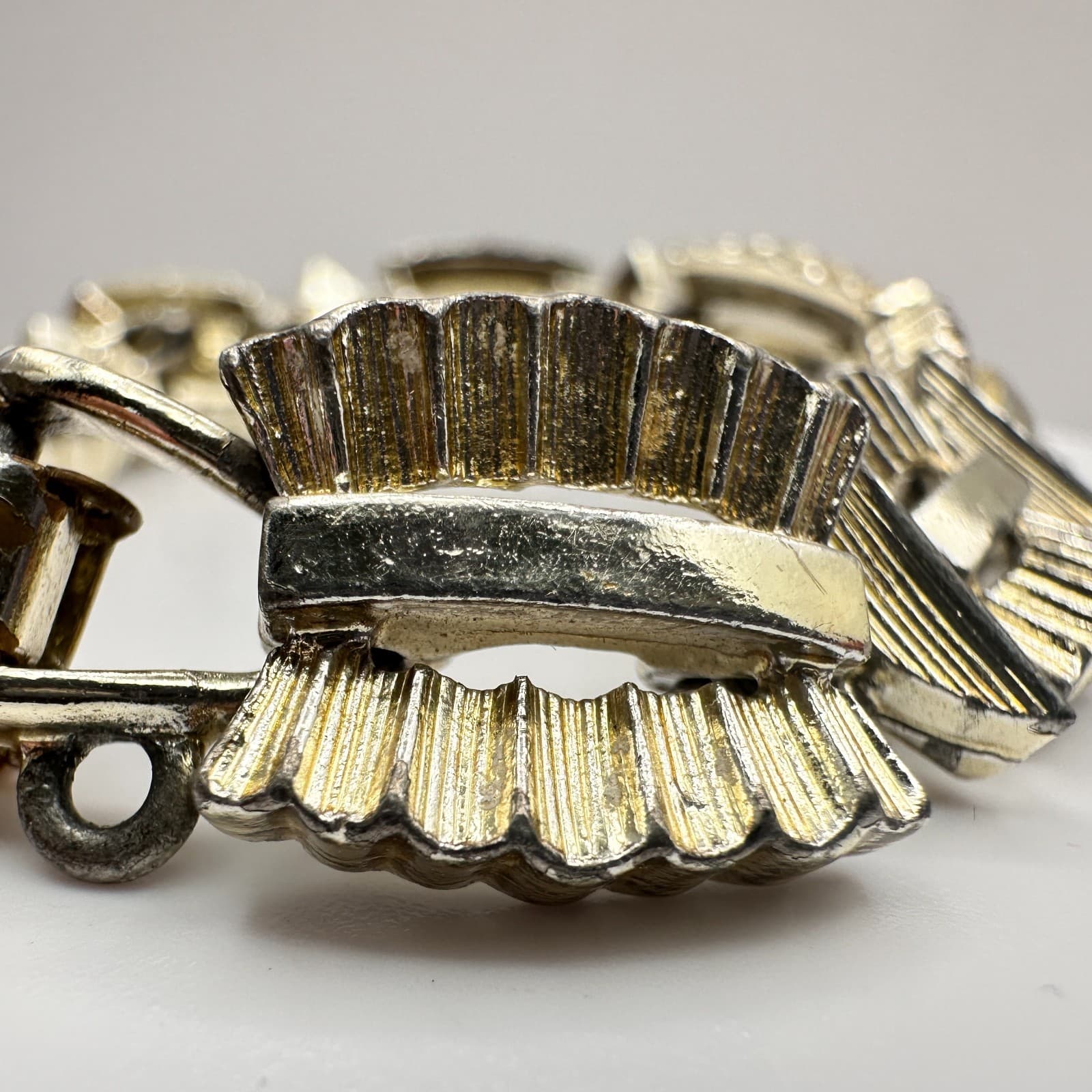 Vintage 80s Textured Scalloped Link Bracelet Gold Tone Safety Chain Jewelry - Thumbnail 4