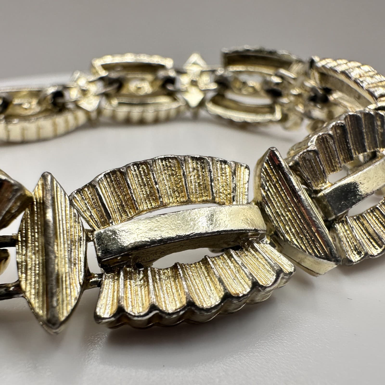 Vintage 80s Textured Scalloped Link Bracelet Gold Tone Safety Chain Jewelry - Thumbnail 8