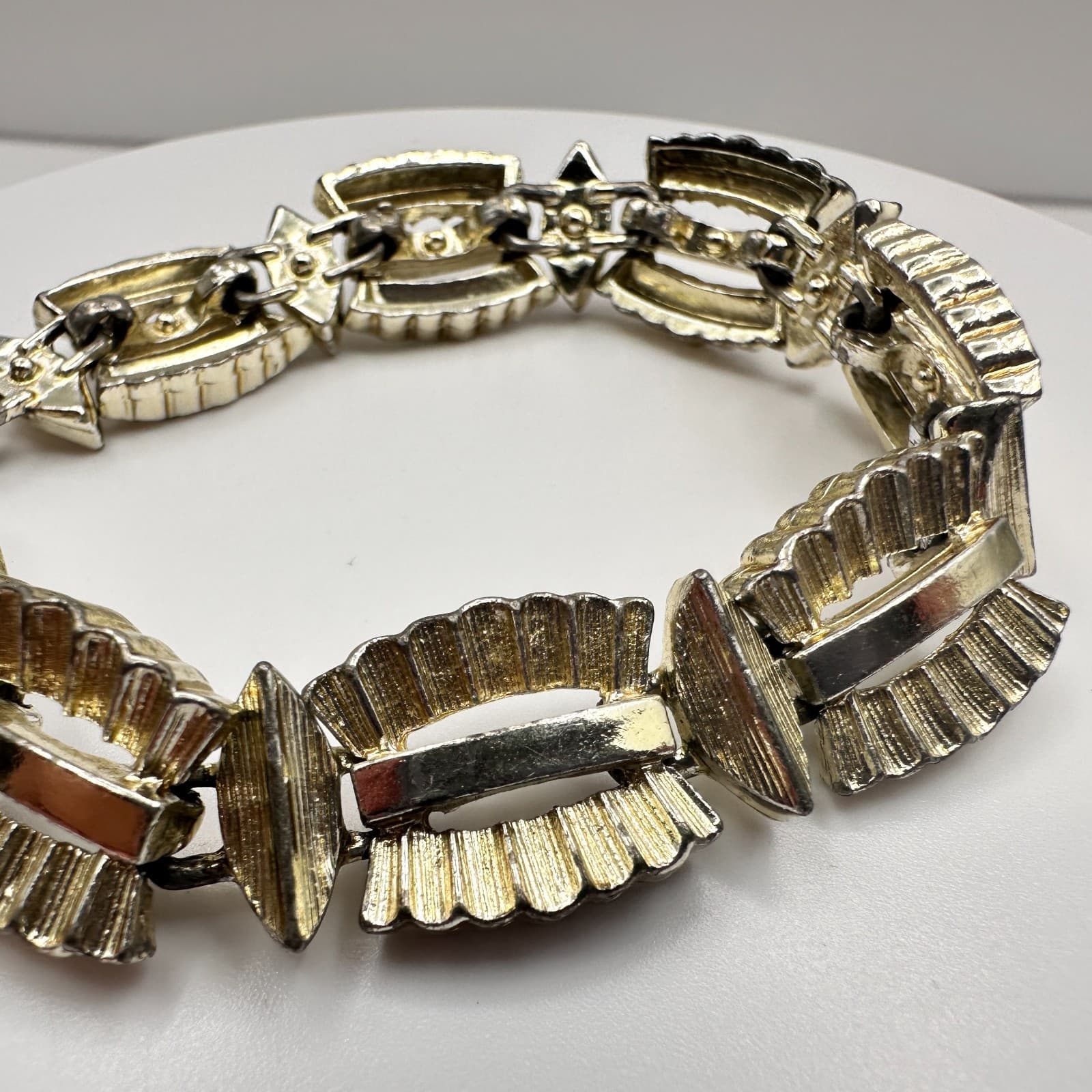 Vintage 80s Textured Scalloped Link Bracelet Gold Tone Safety Chain Jewelry - Thumbnail 9