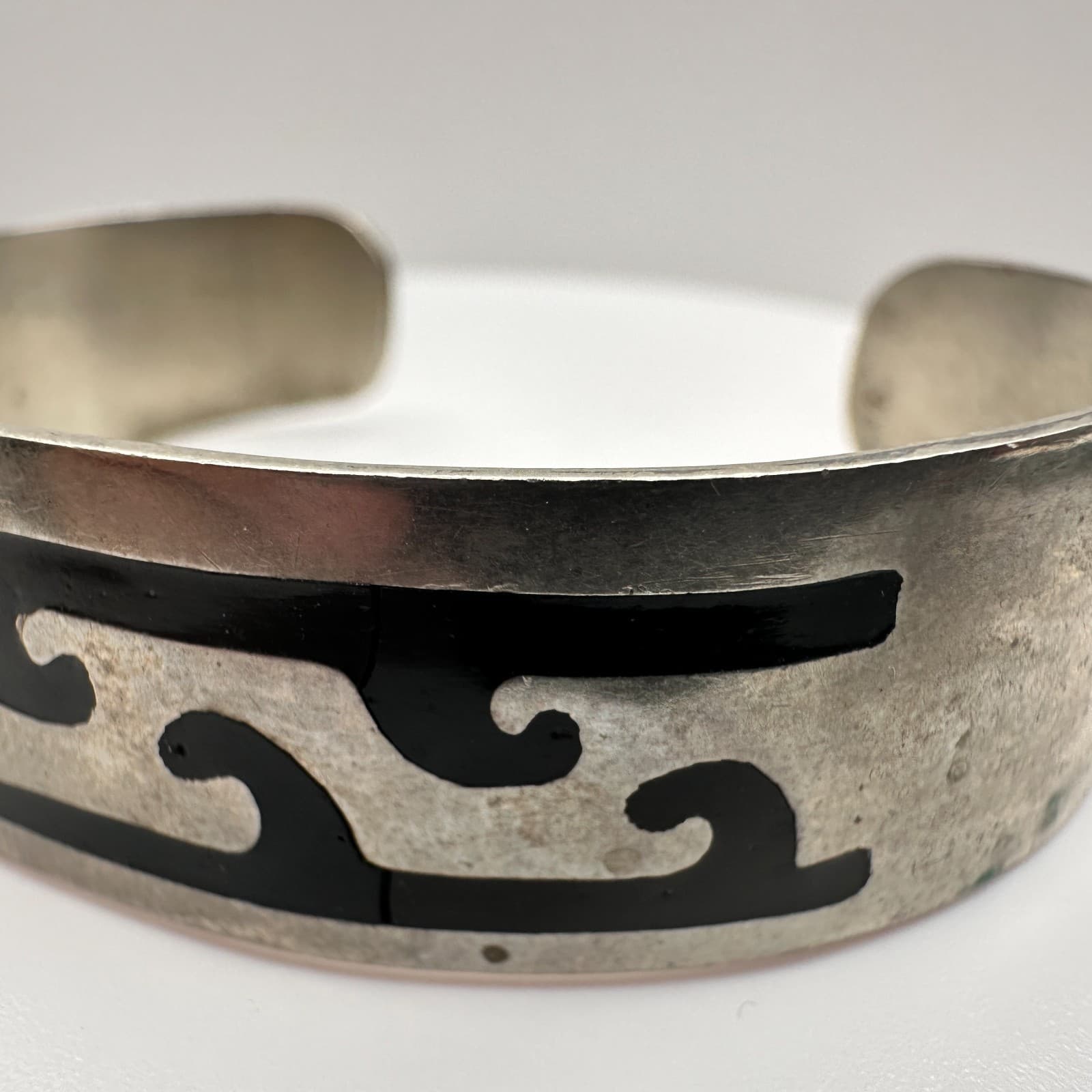 Vintage 90s Silver Tone Black Enamel Wave Inlay Cuff Bracelet Tribal Minimalist - Thumbnail 9