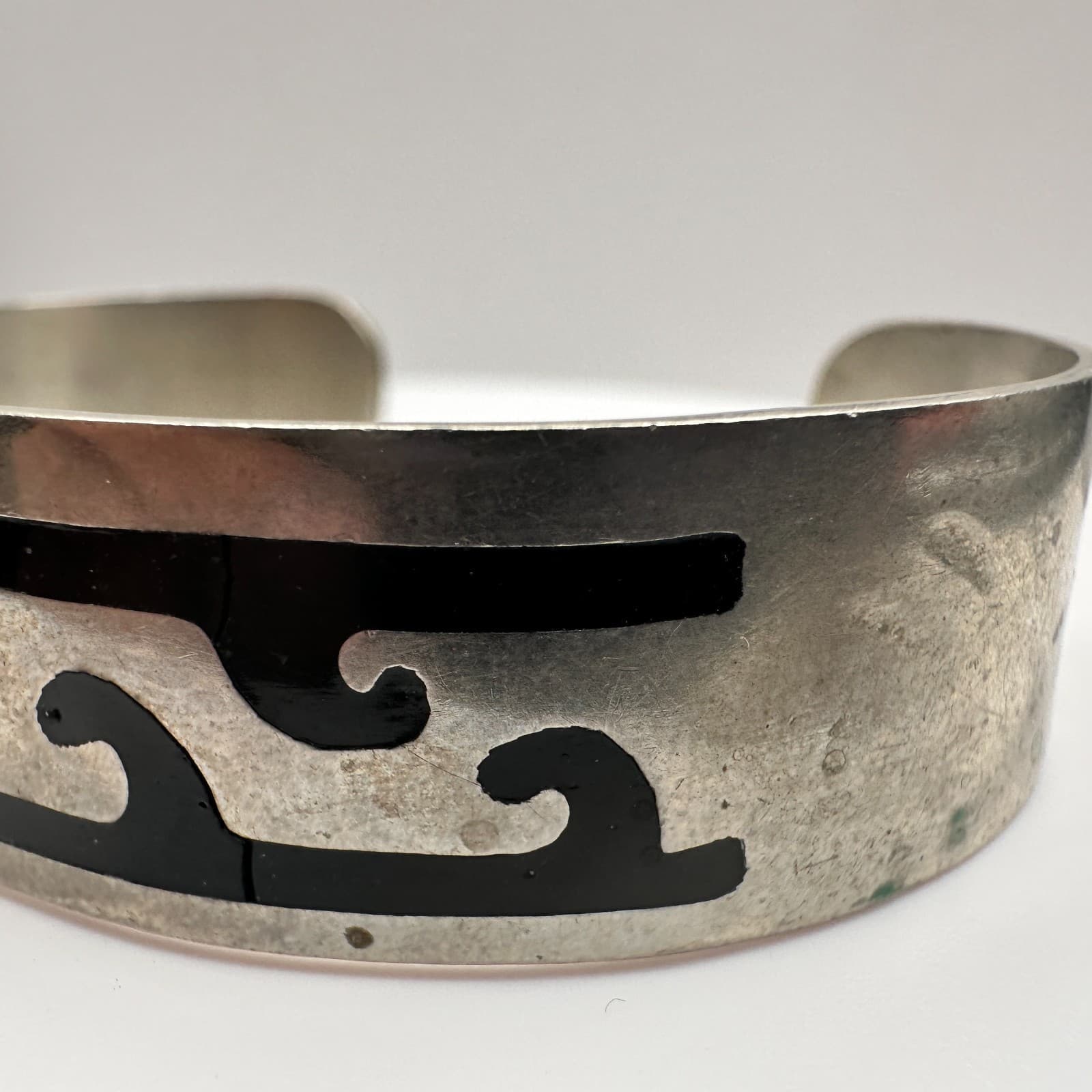 Vintage 90s Silver Tone Black Enamel Wave Inlay Cuff Bracelet Tribal Minimalist - Thumbnail 8