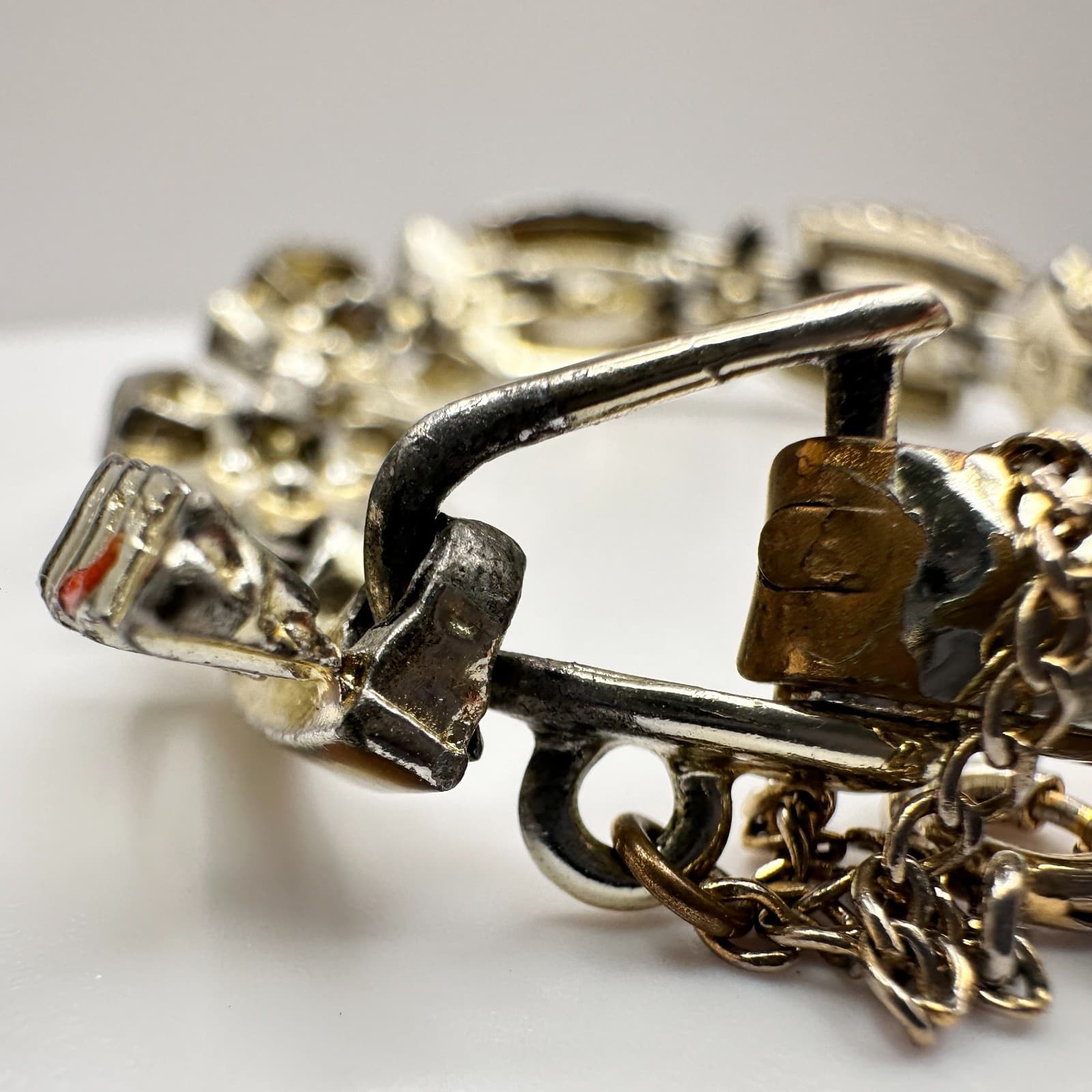 Vintage 80s Textured Scalloped Link Bracelet Gold Tone Safety Chain Jewelry - Thumbnail 5