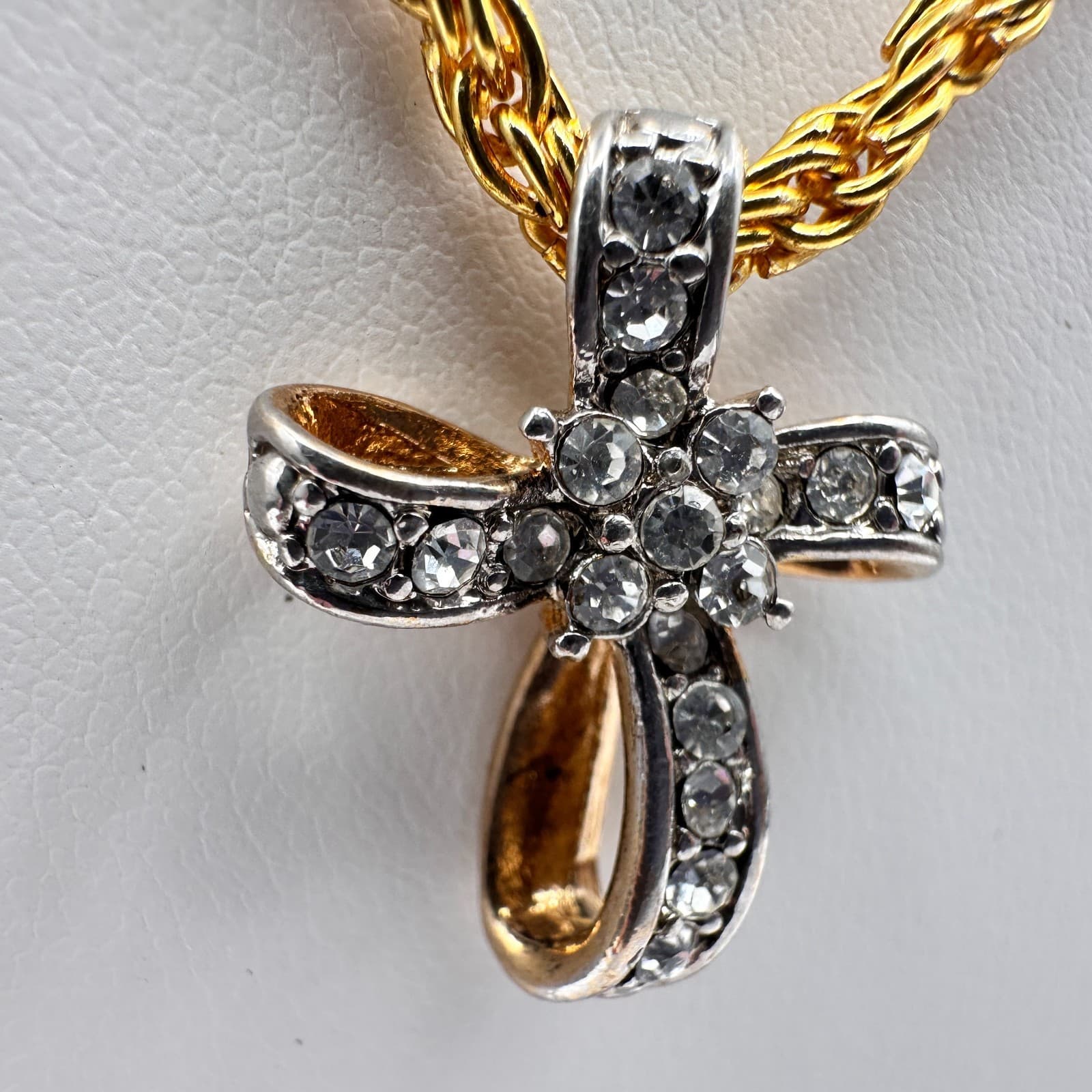 Vintage 90s Gold Tone Rope Chain Necklace Clear Rhinestone Ribbon Cross Pendant - Thumbnail 4