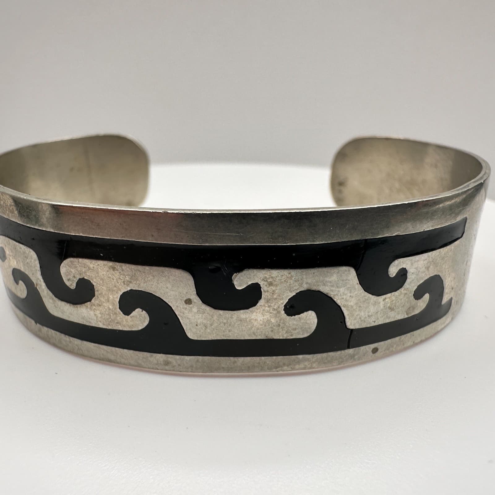 Vintage 90s Silver Tone Black Enamel Wave Inlay Cuff Bracelet Tribal Minimalist - Thumbnail 5