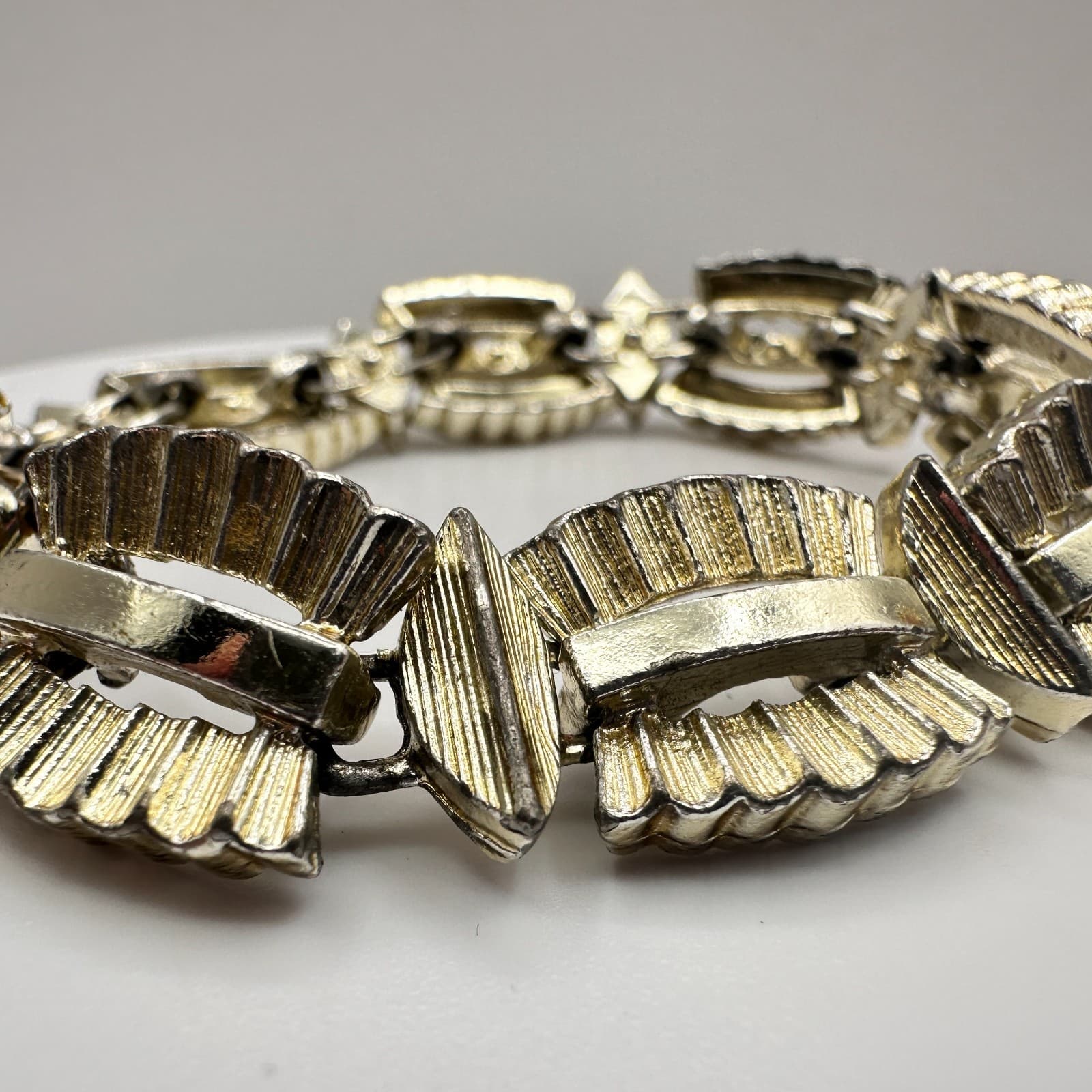 Vintage 80s Textured Scalloped Link Bracelet Gold Tone Safety Chain Jewelry - Thumbnail 7