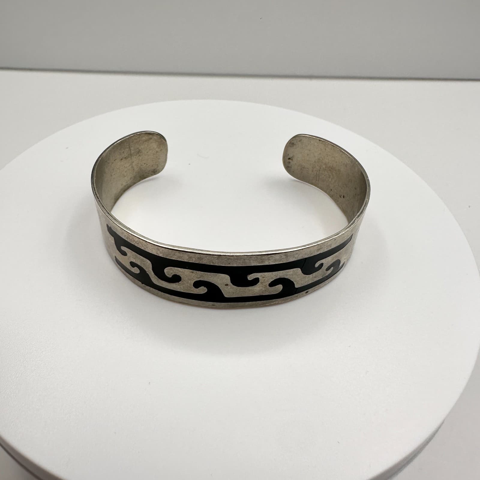 Vintage 90s Silver Tone Black Enamel Wave Inlay Cuff Bracelet Tribal Minimalist - Thumbnail 2