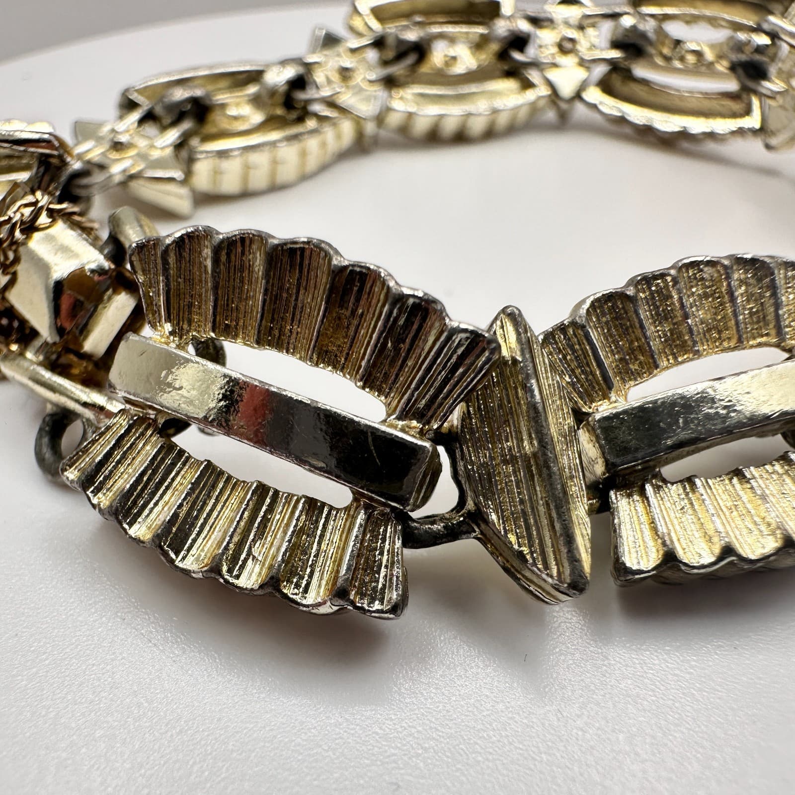 Vintage 80s Textured Scalloped Link Bracelet Gold Tone Safety Chain Jewelry - Thumbnail 10