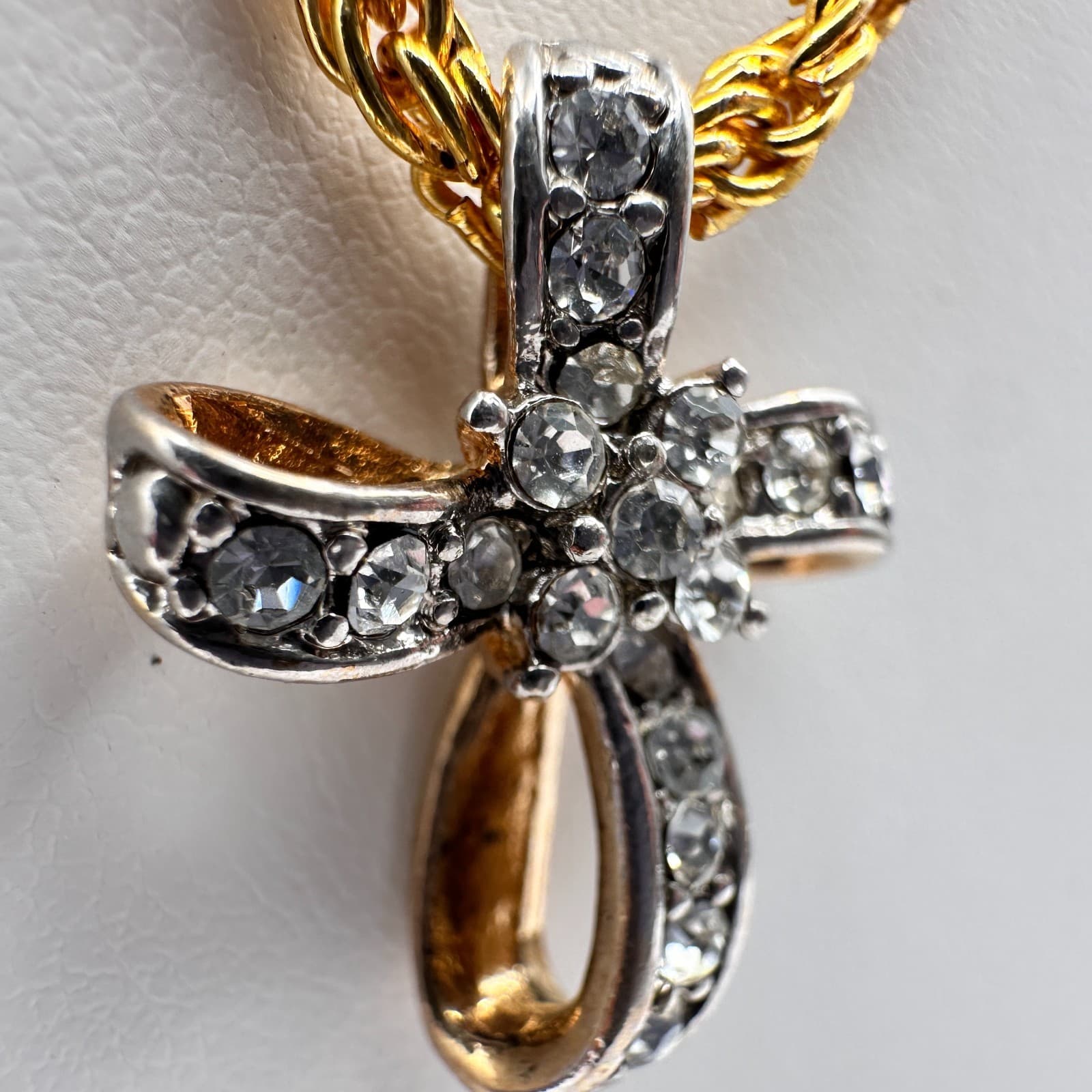 Vintage 90s Gold Tone Rope Chain Necklace Clear Rhinestone Ribbon Cross Pendant - Thumbnail 7
